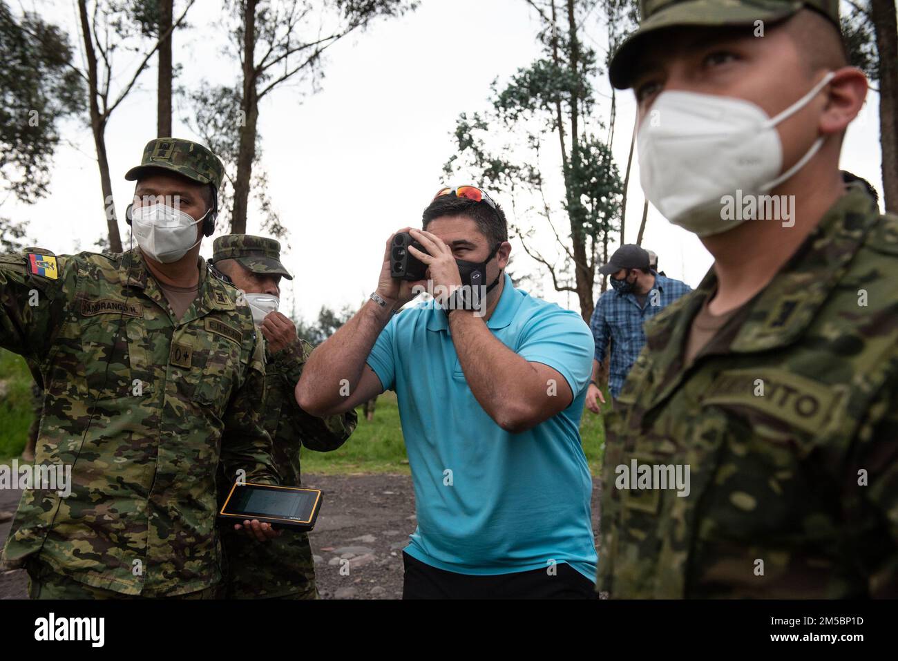 Matt Wilt (centro), 123rd sovrintendente di volo per lo smaltimento di ordigni esplosivi, fornisce addestramento sul campo ai soldati dell'Equadoriano per l'uso di nuove attrezzature di sminamento il 23 febbraio 2022 a Sangolquí, Ecuador. L'apparecchiatura, dagli Stati Uniti Southern Command, sarà utilizzato per aiutare a liberare l'ultima parte rimanente del confine meridionale del paese in modo che possa essere restituito alla popolazione locale per l'agricoltura e altre attività. Foto Stock