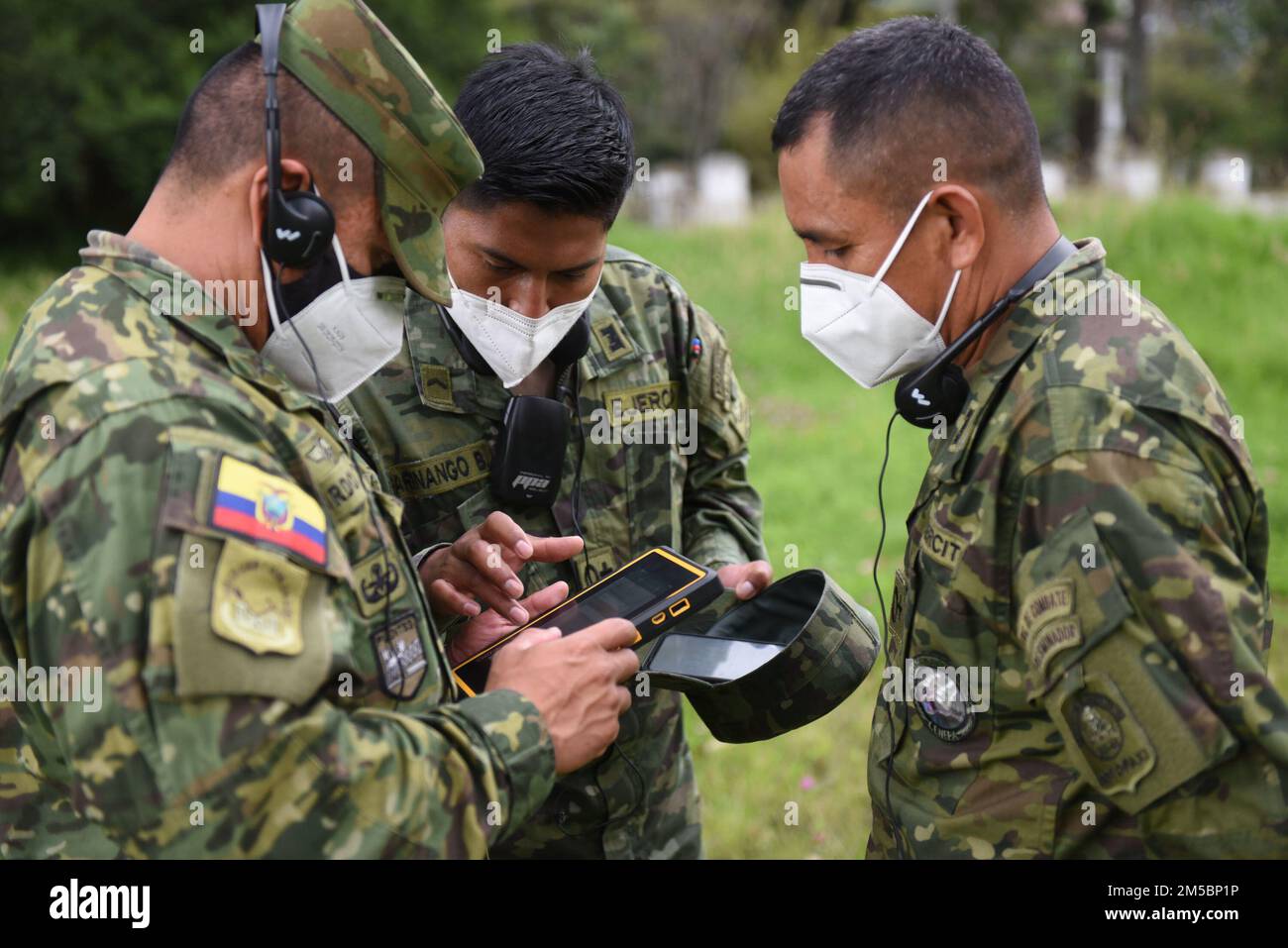 I soldati dell'esercito ecuadoriano utilizzano nuove attrezzature di sminamento sul campo il 23 febbraio 2022 a Sangolquí, Ecuador. L'apparecchiatura, dagli Stati Uniti Southern Command, sarà utilizzato per aiutare a liberare l'ultima parte rimanente del confine meridionale del paese in modo che possa essere restituito alla popolazione locale per l'agricoltura e altre attività. Foto Stock