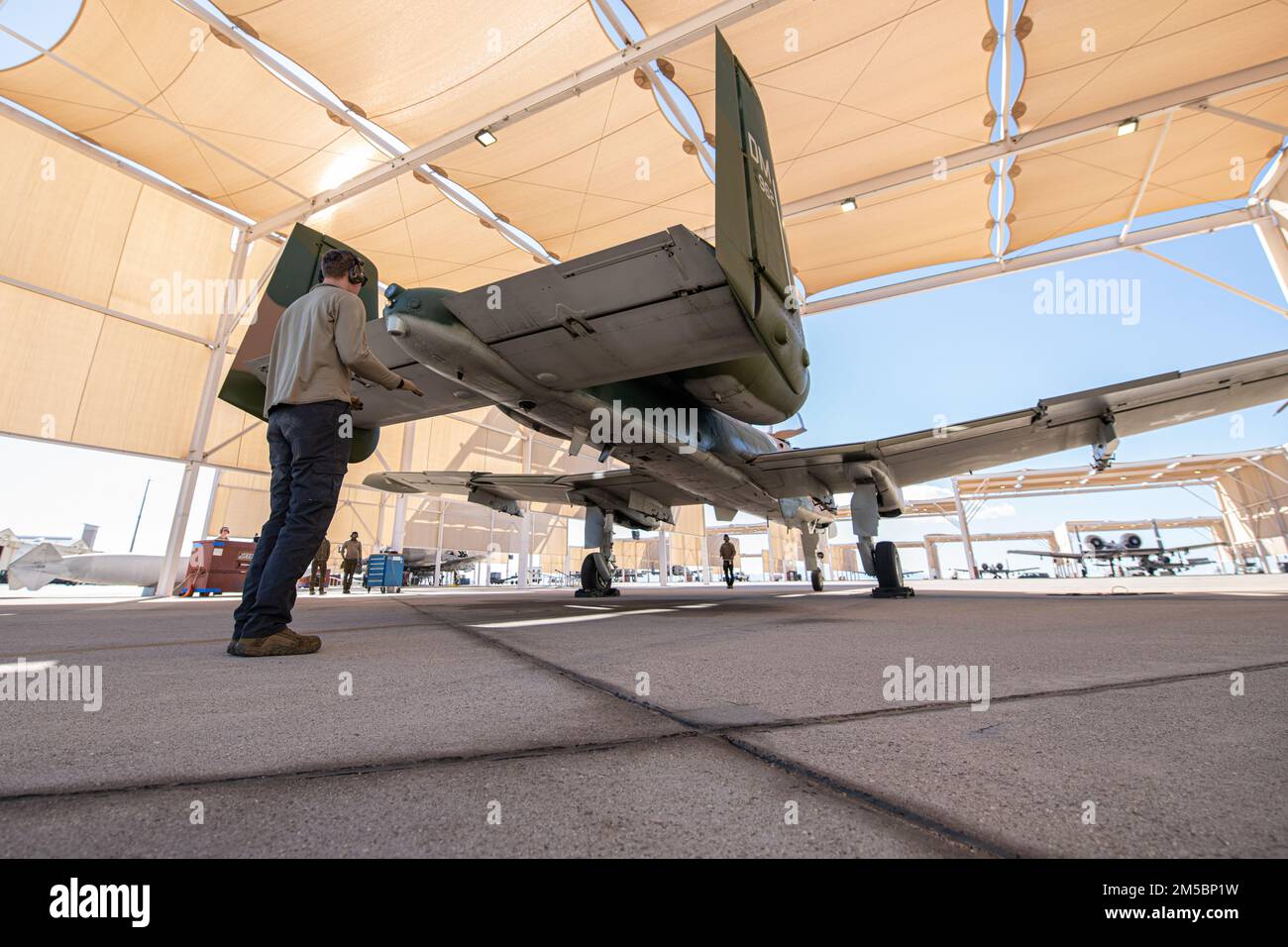 Il Senior Airman Anwar Allen, a-10C Thunderbolt II Demonstration Team Chief, esegue ispezioni pre-volo presso la base dell'aeronautica militare Davis-Monthan, Arizona, 23 febbraio 2022. Il team dimostrativo A-10 è composto da 11 persone, tra cui un pilota, nove addetti alla manutenzione e uno specialista degli affari pubblici. Foto Stock