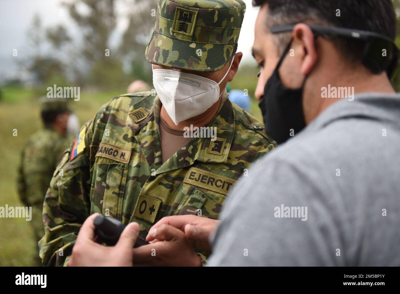 Oscar Morales, 7th volo esplosivo di eliminazione delle ordigni, fornisce addestramento sul campo ai soldati dell'esercito ecuadoriano per utilizzare nuove attrezzature di sminamento il 23 febbraio 2022 a Sangolquí, Ecuador. L'apparecchiatura, dagli Stati Uniti Southern Command, sarà utilizzato per aiutare a liberare l'ultima parte rimanente del confine meridionale del paese in modo che possa essere restituito alla popolazione locale per l'agricoltura e altre attività. Foto Stock