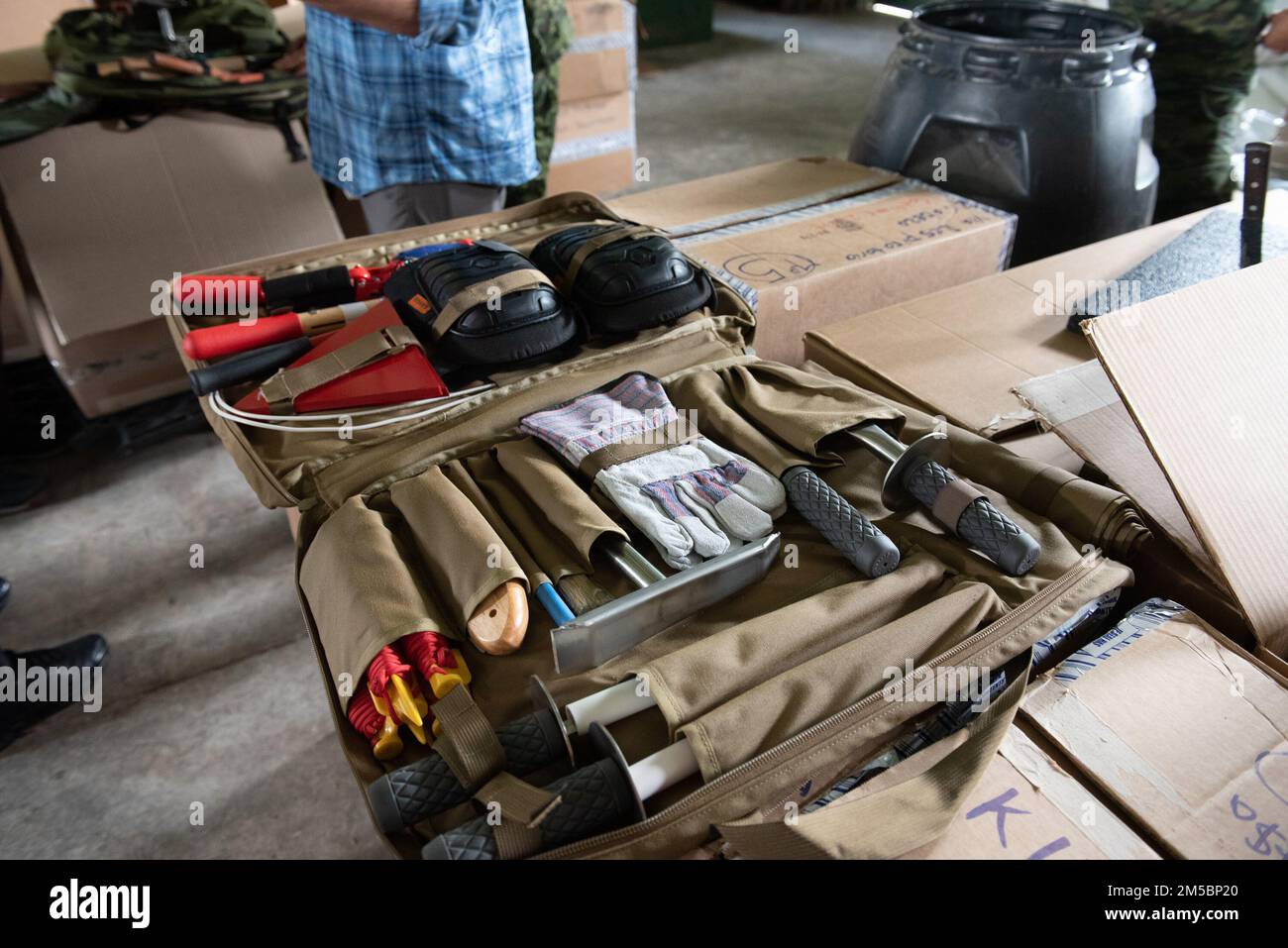 Questo kit fa parte delle nuove attrezzature di sminamento trasferite dagli Stati Uniti Comando meridionale all'Equadoriano il 23 febbraio 2022 a Sangolquí, Ecuador. Il kit ha attrezzi migliorati ed è più leggero da trasportare mentre i soldati sminatori viaggiano attraverso la giungla. Foto Stock