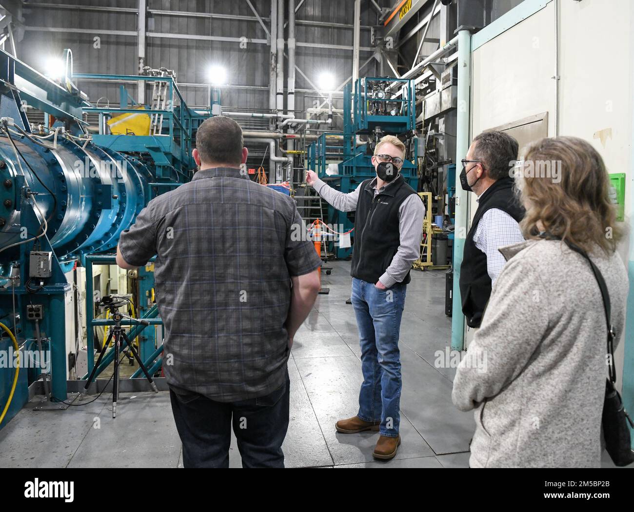 Brandon Anderson, centro, il responsabile della sezione di test della von Kármán gas Dynamics Facility (VKF) per l'appaltatore delle operazioni di test e del supporto per il complesso Arnold Engineering Development, spiega come funziona una delle gallerie del vento in VKF durante un tour delle strutture della base dell'aeronautica militare Arnold, Tenn., 23 febbraio 2022, per insegnanti e amministratori locali. Agli educatori venivano mostrate le opportunità di lavoro commerciali disponibili alla base per poter condividere le informazioni con i loro studenti. Foto Stock