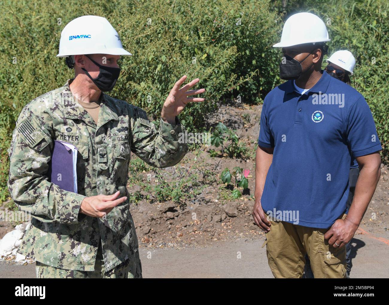AIEA, Hawaii (23 febbraio 2022) Capt. James Meyer, comandante ufficiale, Naval Facilities Engineering Systems Command Hawaii, briefing US Amministratore dell'EPA (Environmental Protection Agency) Michael S. Regan sul processo di recupero dei pozzi di Red Hill durante un tour dell'impianto di stoccaggio del combustibile all'ingrosso di Red Hill. L'EPA fa parte del team Interagency Drinking Water System, un'iniziativa congiunta in cui gli Stati Uniti La Marina sta lavorando a stretto contatto con il Dipartimento della Salute delle Hawaii, l'EPA e gli Stati Uniti Esercito per ripristinare l'acqua potabile sicura alla base comune Pearl Harbor-Hickam alloggi comunità attraverso campionamento e vampate, AN Foto Stock