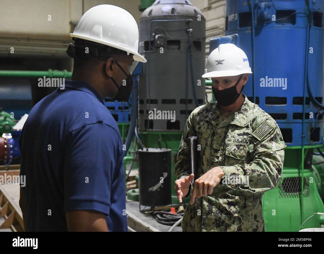 AIEA, Hawaii (23 febbraio 2022) Capt. James Meyer, comandante ufficiale, Naval Facilities Engineering Systems Command Hawaii, briefing US Amministratore dell'EPA (Environmental Protection Agency) Michael S. Regan sul processo di recupero dei pozzi di Red Hill durante un tour dell'impianto di stoccaggio del combustibile all'ingrosso di Red Hill. L'EPA fa parte del team Interagency Drinking Water System, un'iniziativa congiunta in cui gli Stati Uniti La Marina sta lavorando a stretto contatto con il Dipartimento della Salute delle Hawaii, l'EPA e gli Stati Uniti Esercito per ripristinare l'acqua potabile sicura alla base comune Pearl Harbor-Hickam alloggi comunità attraverso campionamento e vampate, AN Foto Stock