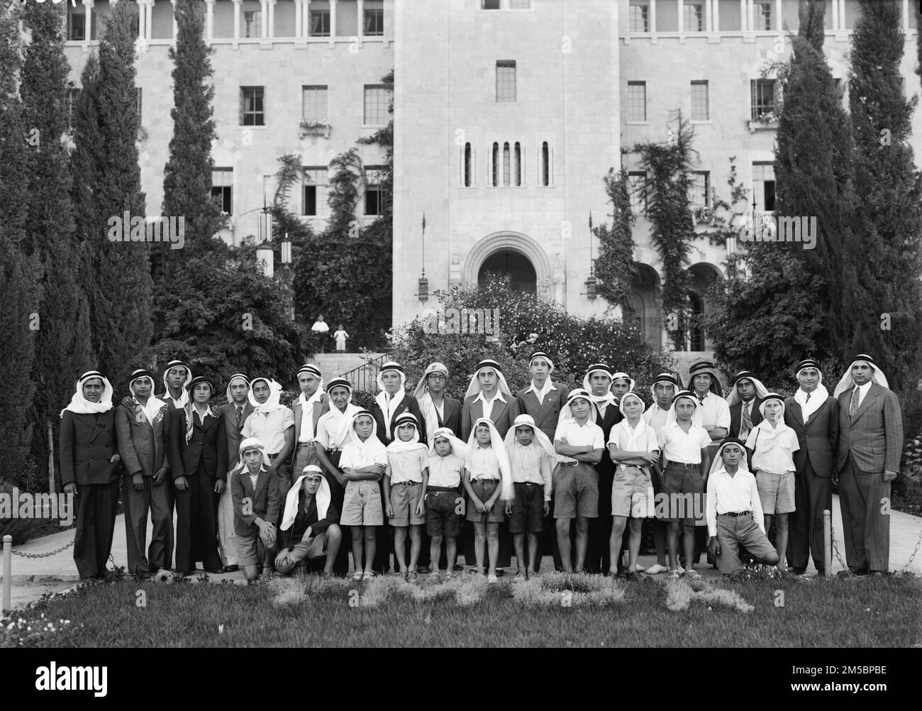 Christian Arab Y.M.C.A. ragazzi che indossano kaffiyehs & ikals. Foto Stock