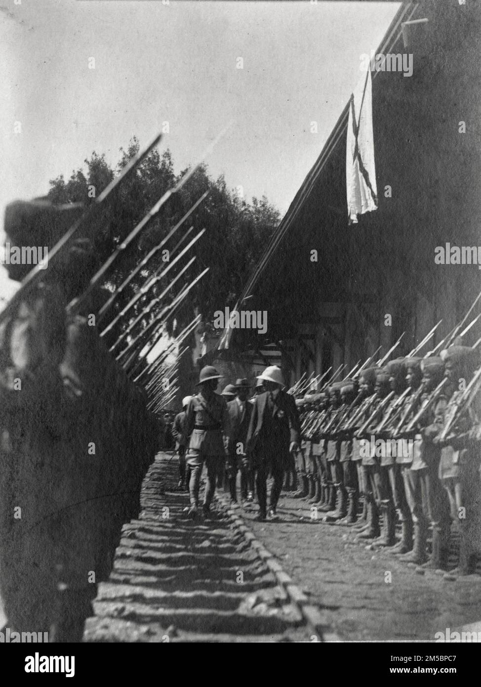 Una guardia d'onore che saluta il primo Alto Commissario Herbert Samuel, quando venne ad inaugurare la linea ferroviaria da Lod a Jaffa Foto Stock