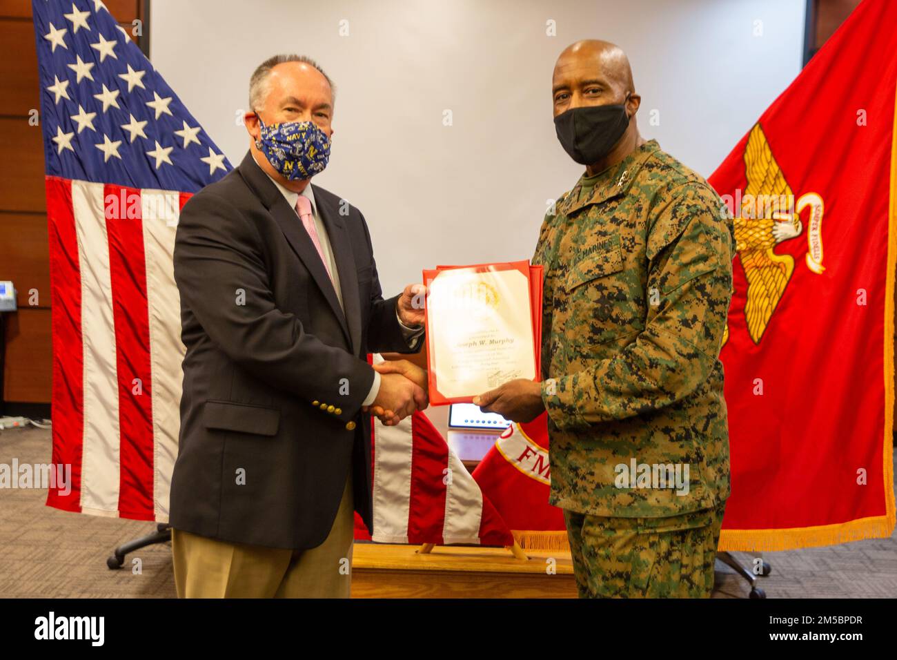 STATI UNITI Il generale comandante della flotta Marina Force, Atlantic (FMFLANT), Marine Forces Command (MARFORCOM), Marine Forces Northern Command (MARFOR NORTHCOM), rilascia un certificato di pensionamento a Joseph W. Murphy, direttore esecutivo di FMFLANT, MARFORCOM, MARFOR NORTHCOM, Durante una cerimonia di ritiro presso la Naval Support Activity Hampton Roads, Norfolk, Virginia, 24 febbraio 2022. FMFLANT, MARFORCOM, MARFOR NORTHCOM è un componente attivo di comando delle forze di funzionamento e di pianificazione di spiegamento ed esecuzione delle forze di funzionamento in supporto del Combatant Commander e serv Foto Stock