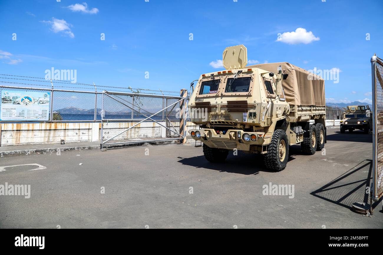 I veicoli militari provenienti dal Battaglione di supporto del campo dell'esercito 402nd sono scaricati dalla nave della Marina degli Stati Uniti Red Cloud in preparazione della scorta preposizionata dell'esercito 3 a Subic Bay, Filippine 24 febbraio 2022. Foto Stock