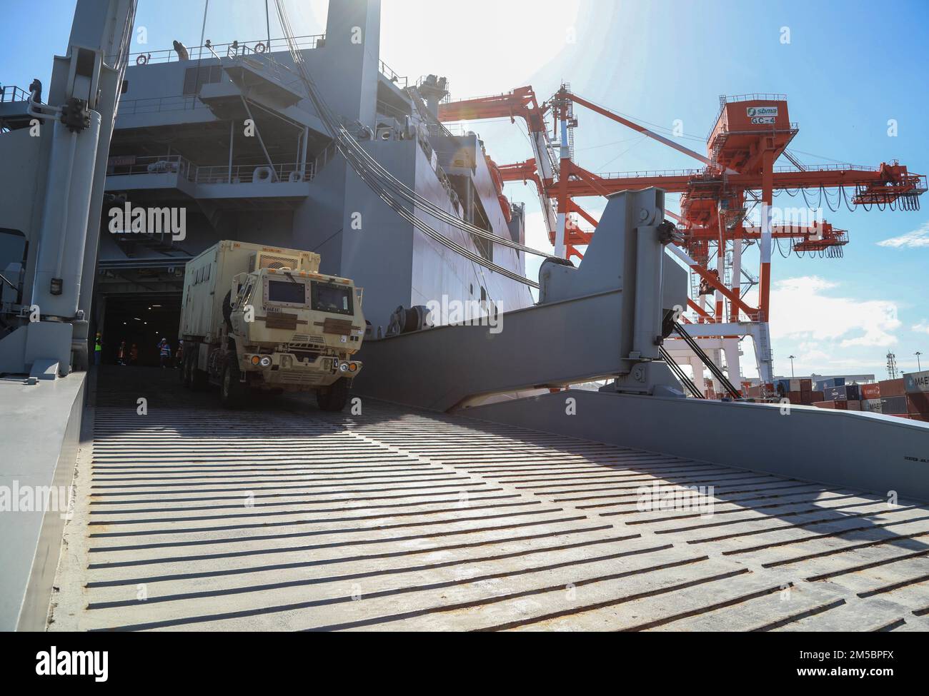 I veicoli militari provenienti dal Battaglione di supporto del campo dell'esercito 402nd sono scaricati dalla nave della Marina degli Stati Uniti Red Cloud in preparazione della scorta preposizionata dell'esercito 3 a Subic Bay, Filippine 24 febbraio 2022. Foto Stock