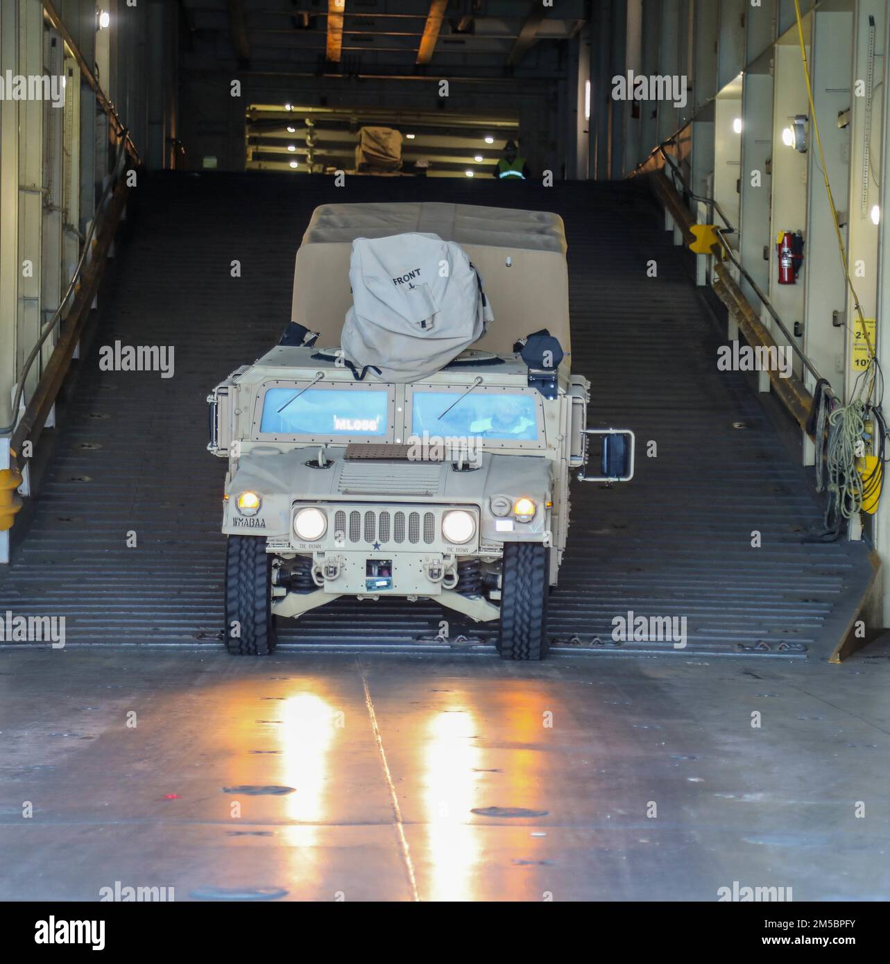 I veicoli militari provenienti dal Battaglione di supporto del campo dell'esercito 402nd sono scaricati dalla nave della Marina degli Stati Uniti Red Cloud in preparazione della scorta preposizionata dell'esercito 3 a Subic Bay, Filippine 24 febbraio 2022. Foto Stock