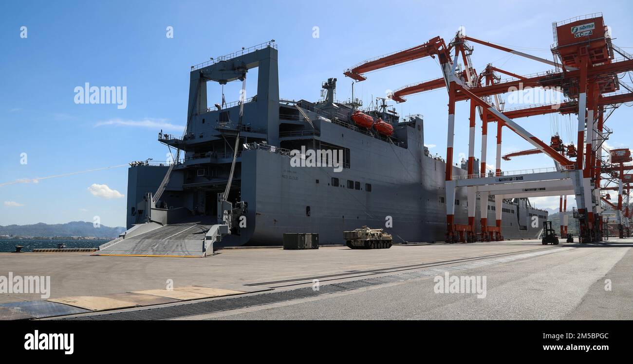 I veicoli militari provenienti dal Battaglione di supporto del campo dell'esercito 402nd sono scaricati dalla nave della Marina degli Stati Uniti Red Cloud in preparazione della scorta preposizionata dell'esercito 3 a Subic Bay, Filippine 24 febbraio 2022. Foto Stock