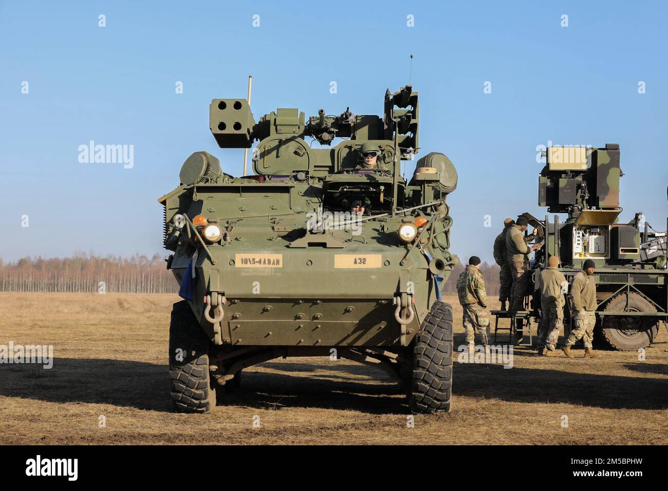 STATI UNITI Soldati assegnati a 5th battaglione, 4th Air Defense Artillery Regiment treno con manovra Short Range Air Defense piattaforma prototipi durante un esercizio di allenamento a BPTA, Polonia, 24 febbraio 2022. M-SHORAD difende le forze di manovra contro i sistemi aerei non presidiati, le ali rotanti e le minacce residue delle ali fisse. Foto Stock