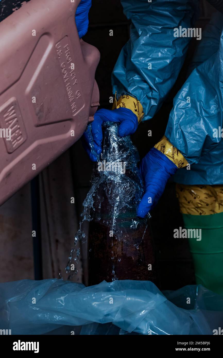 STATI UNITI Marines con Marine Wing Support Squadron (MWSS) 172 decontamina l'ordnance simulato alla Marine Corps Air Station Futenma, Okinawa, Giappone 24 febbraio 2022. La difesa chimica, biologica, radiologica e nucleare (CBRN) è responsabile della formazione e della ricognizione, dell'identificazione del rilevamento chimico, della raccolta e del campionamento degli agenti biologici, della decontaminazione del personale, delle apparecchiature e degli incidenti e delle misure di protezione individuale per il personale dell'unità. Foto Stock