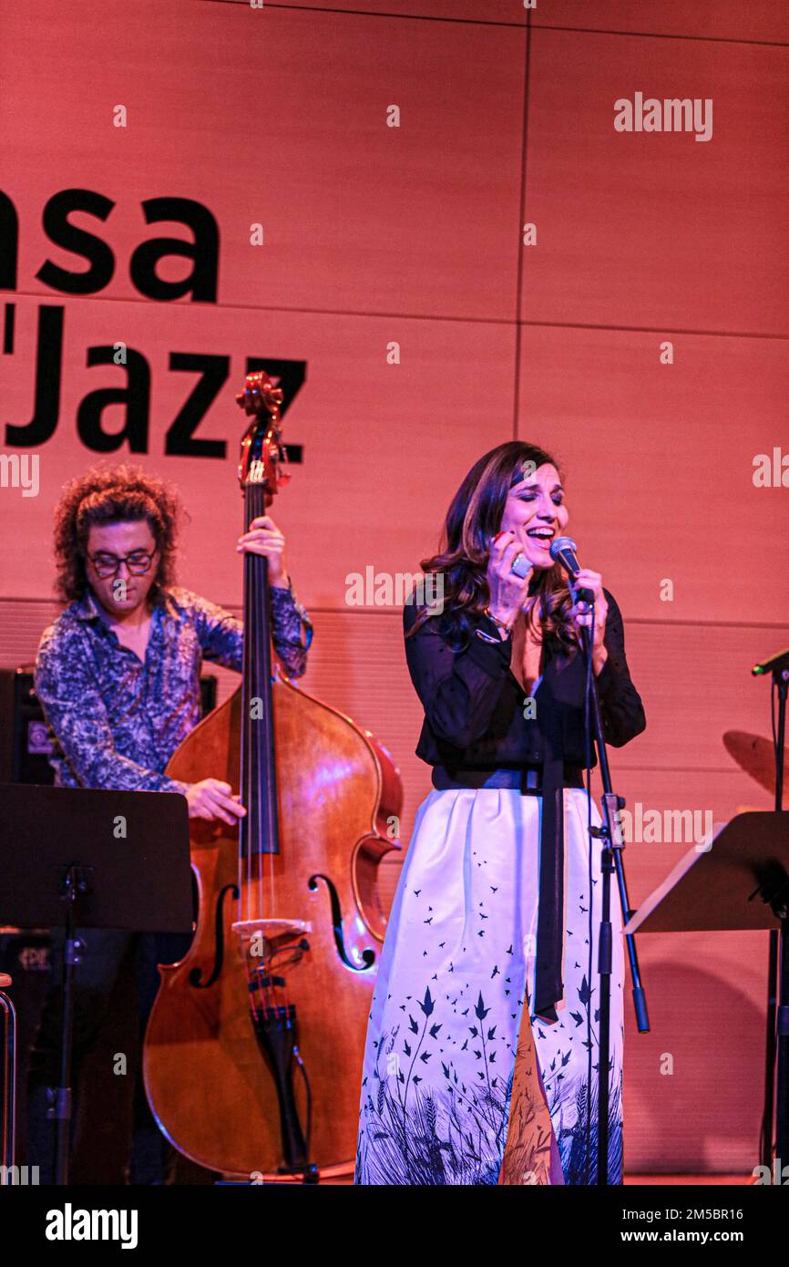 27 dicembre 2022, Roma, Italia: Simona Bencini & LMG 4et alla Casa del Jazz di Roma. Il cantante di Dirotta DID Cuba torna con ''UNFINISHED'', un album di inediti brani jazz terminati durante il blocco del 2020 ed è accompagnato da LMG 4tet con la formazione composta come segue da Simona Bencini - voce, Mario Rosini - piano, Mimmo Campanale - batteria, Gaetano Partipilo â€“ sax, Giorgio Vendola â contrabbasso. (Credit Image: © Daniela Franceschelli/Pacific Press via ZUMA Press Wire) Foto Stock