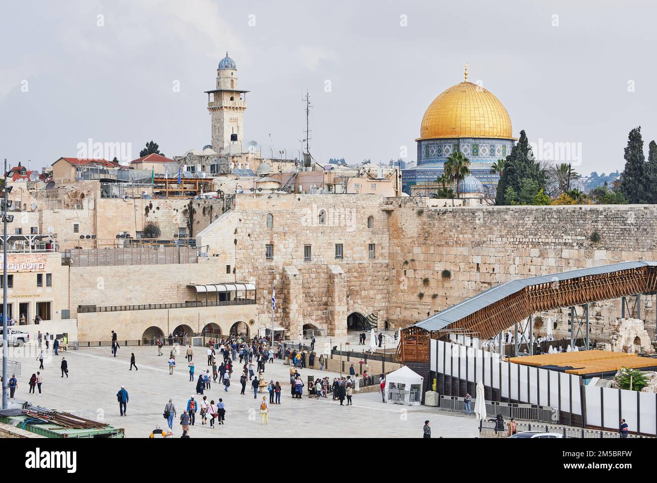 Vista del Muro del Pianto e della cupola della roccia a Gerusalemme. Santuari delle religioni ebraiche e arabe. Foto Stock