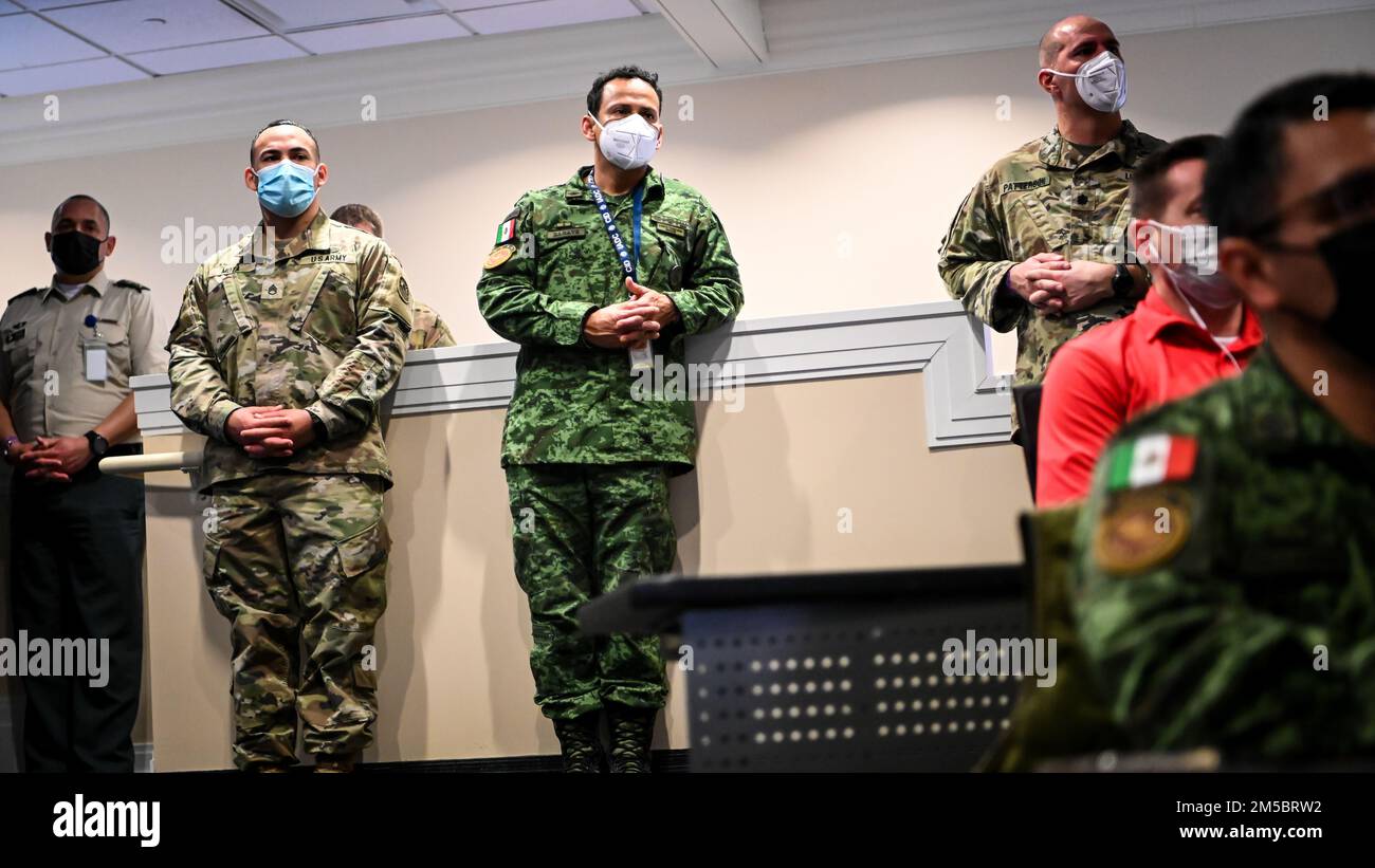La leadership dell'Inter-American Defense College ha salutato i dignitari della Repubblica Dominicana per un evento della Giornata dell'Indipendenza della Repubblica Dominicana organizzato dagli studenti dell'IADC a Fort Lesley J. McNair, Washington, D.C., 24 febbraio 2022. Gli studenti dell'IADC celebrano la Giornata dell'Indipendenza di tutte le nazioni rappresentate dagli studenti con una presentazione sul paese e sul cibo dello stesso. Foto Stock