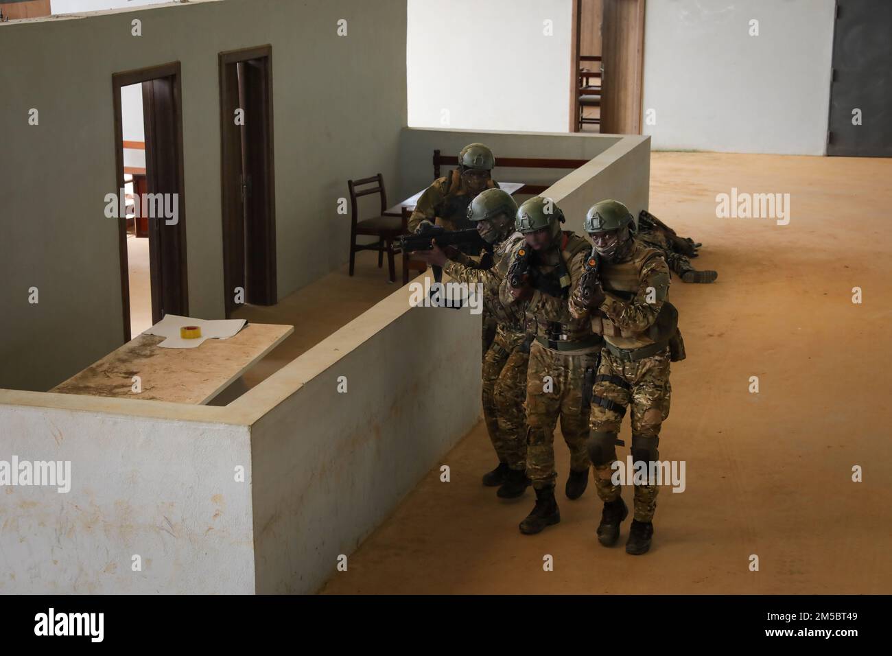 Côte Côte d'Avorio i soldati delle forze speciali conducono un raid a Flintlock, in Costa d'Avorio, il 24 febbraio 2022. Flintlock aiuta a rafforzare la capacità degli alleati e dei partner di contrastare l'estremismo violento e di fornire sicurezza al loro popolo. Foto Stock