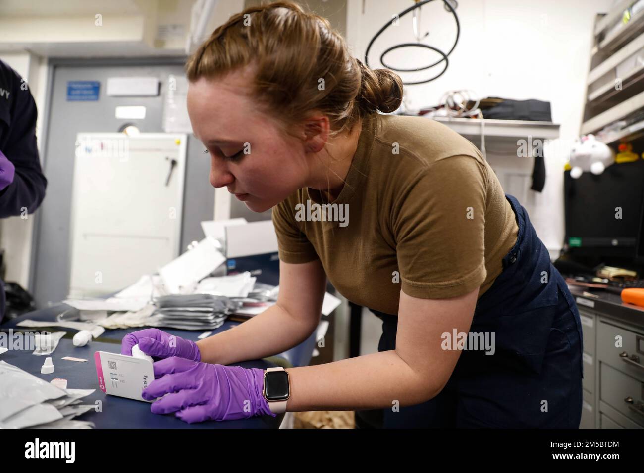 OCEANO INDIANO (24 febbraio 2022) Ospedale Corpsman 2nd Classe Cortland Williams, da Nashville, Tenn., cataloghi COVID-19 prove mediche a bordo della Arleigh Burke-classe cacciatorpediniere missilistico guidato USS Fitzgerald (DDG 62). Fitzgerald è in fase di implementazione programmata nell'area delle operazioni della flotta 7th degli Stati Uniti per migliorare l'interoperabilità con alleanze e partnership e allo stesso tempo fungere da forza di pronto intervento a sostegno di una regione indomPacifico libera e aperta. Foto Stock