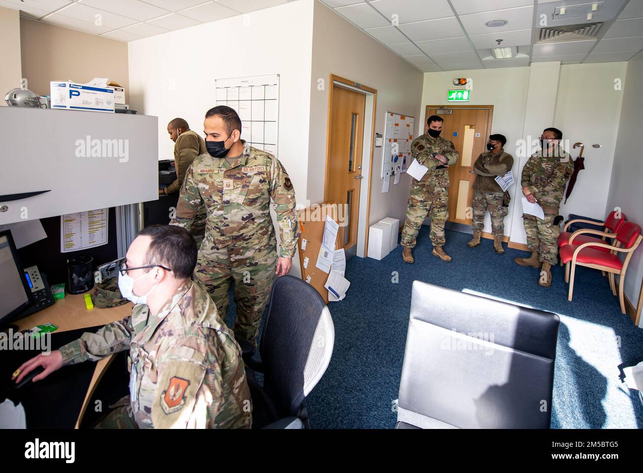 I militari dello Squadron delle forze di sicurezza del 423rd hanno completato la pre-implementazione dell'elaborazione al RAF Alconbury, Inghilterra, 24 febbraio 2022. I membri del SFS si stanno preparando a schierarsi a sostegno di una risposta congiunta per condurre operazioni focalizzate sul rafforzamento della posizione del fianco orientale della NATO. Foto Stock