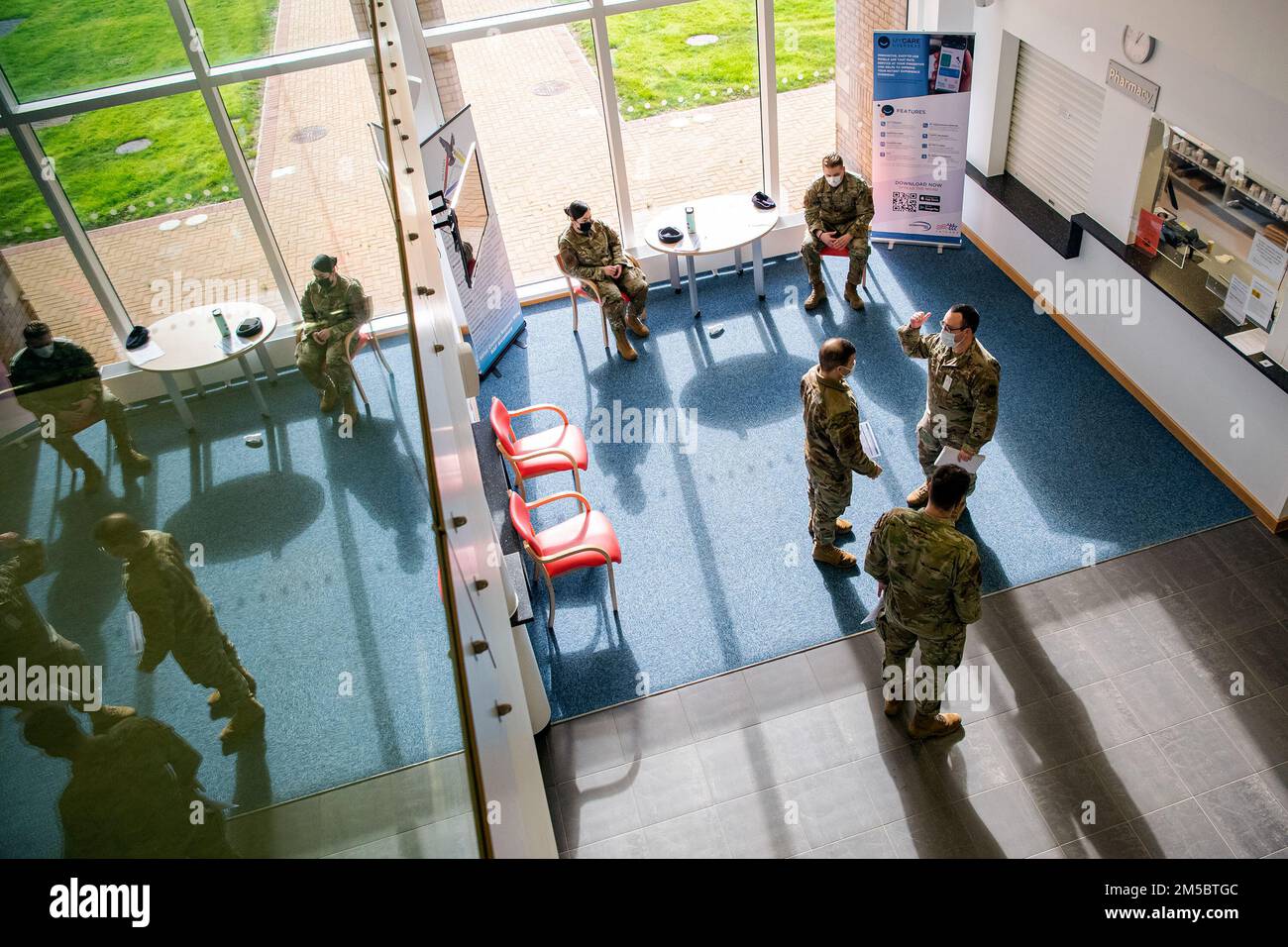 I militari dello Squadrone delle forze di sicurezza del 423rd aspettano nella lobby dello Squadrone medico del 423rd durante il loro out-processing di pre-implementazione al RAF Alconbury, Inghilterra, 24 febbraio 2022. I membri del SFS si stanno preparando a schierarsi a sostegno di una risposta congiunta per condurre operazioni focalizzate sul rafforzamento della posizione del fianco orientale della NATO. Foto Stock