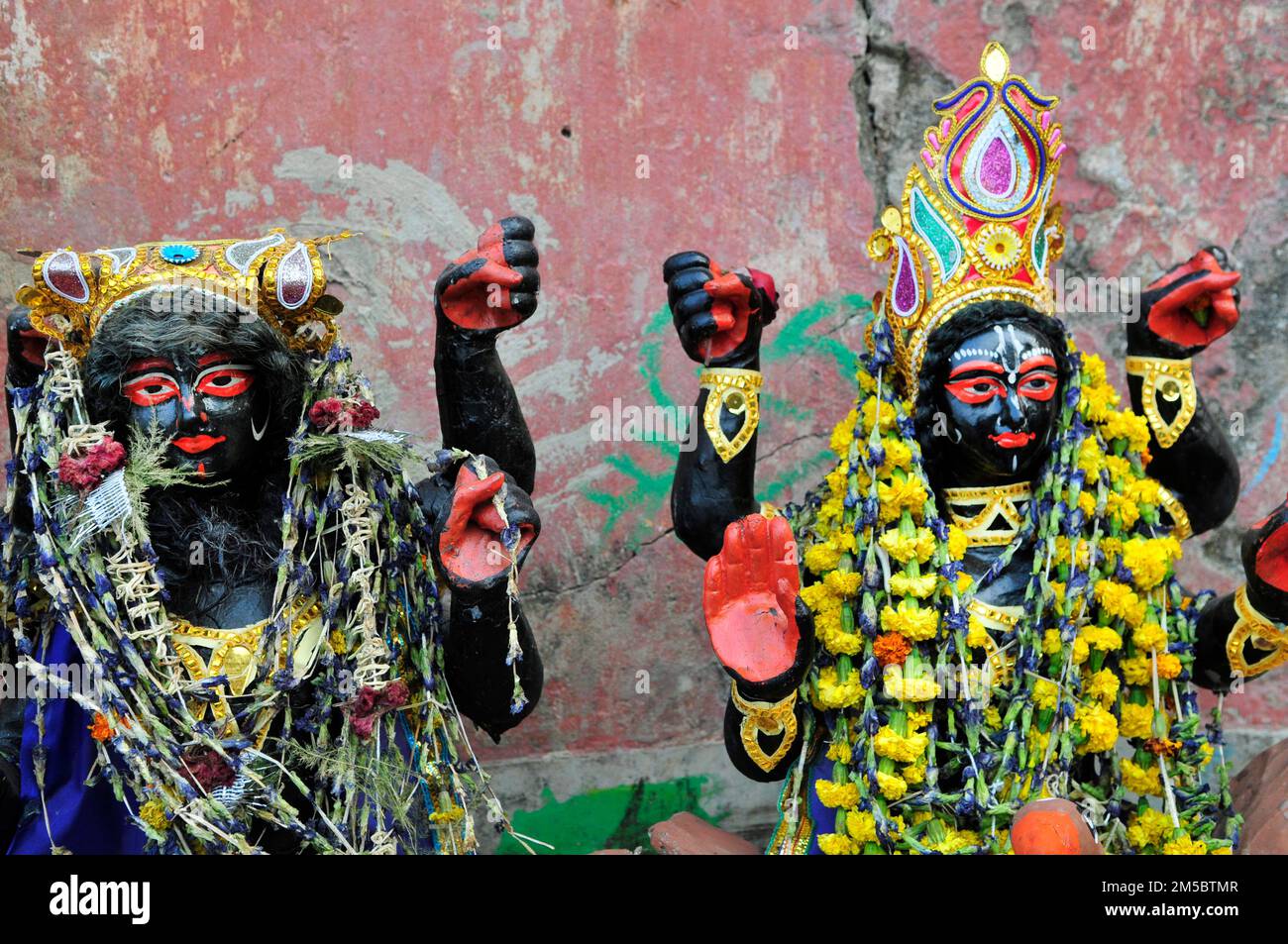 Statue di Kali su Mallick Ghat sulle rive del fiume Hooghly a Kolkata, India. Foto Stock