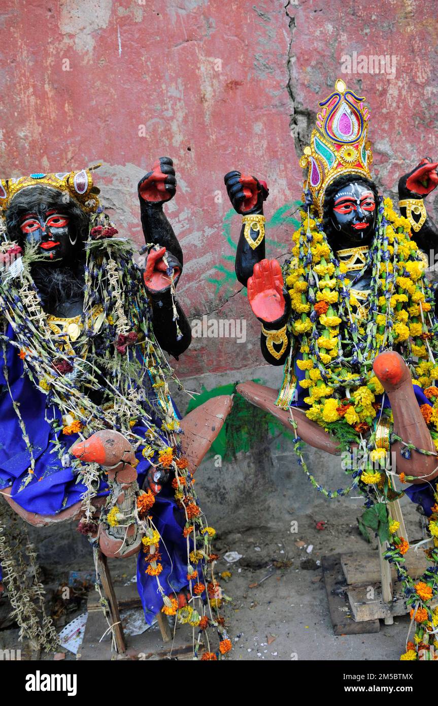 Statue di Kali su Mallick Ghat sulle rive del fiume Hooghly a Kolkata, India. Foto Stock
