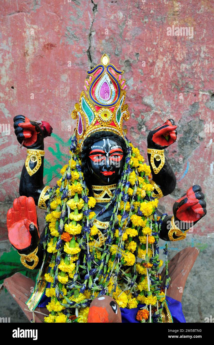 Statue di Kali su Mallick Ghat sulle rive del fiume Hooghly a Kolkata, India. Foto Stock