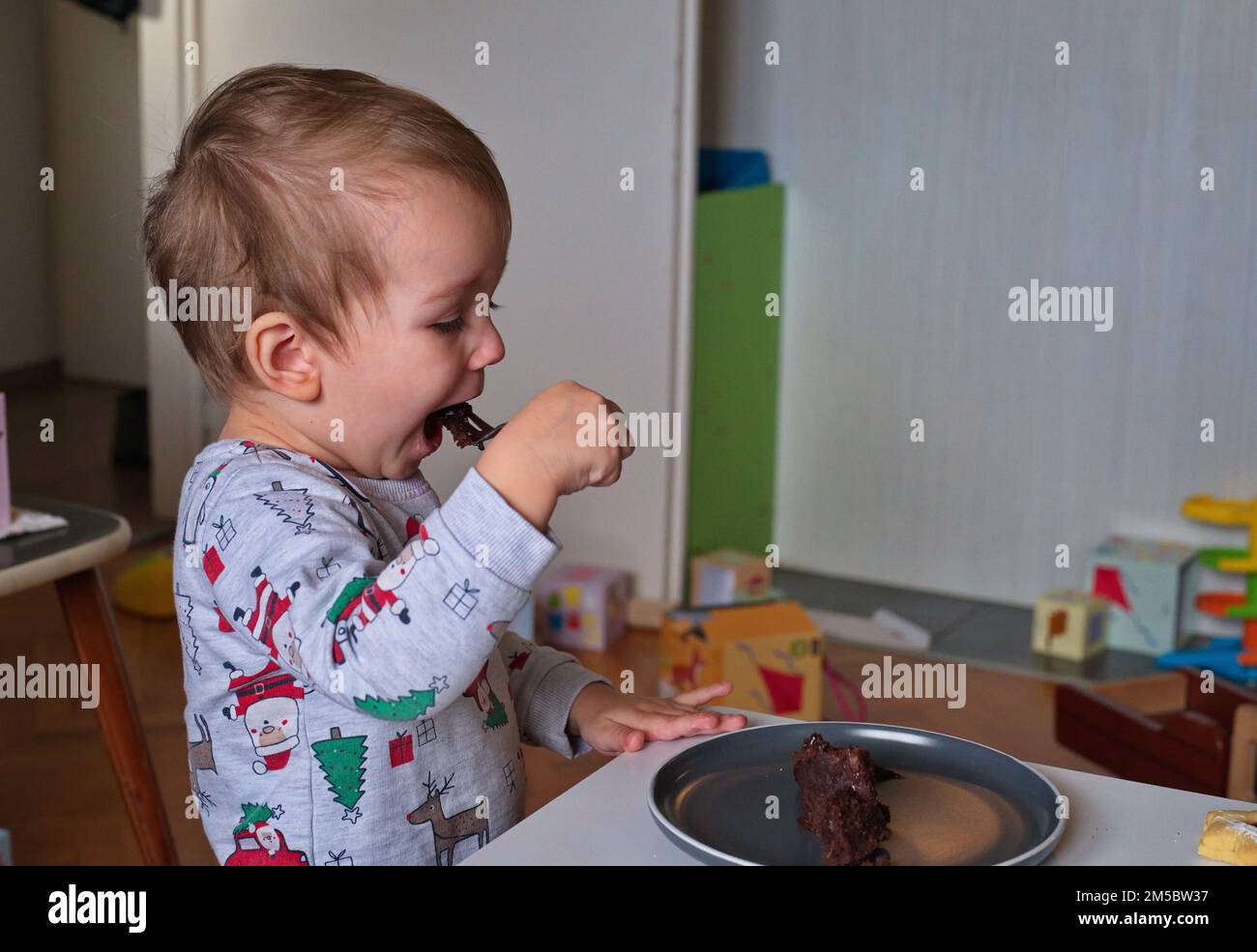 Ritratto di ragazzo carino mangiare dessert con un cucchiaio Foto Stock