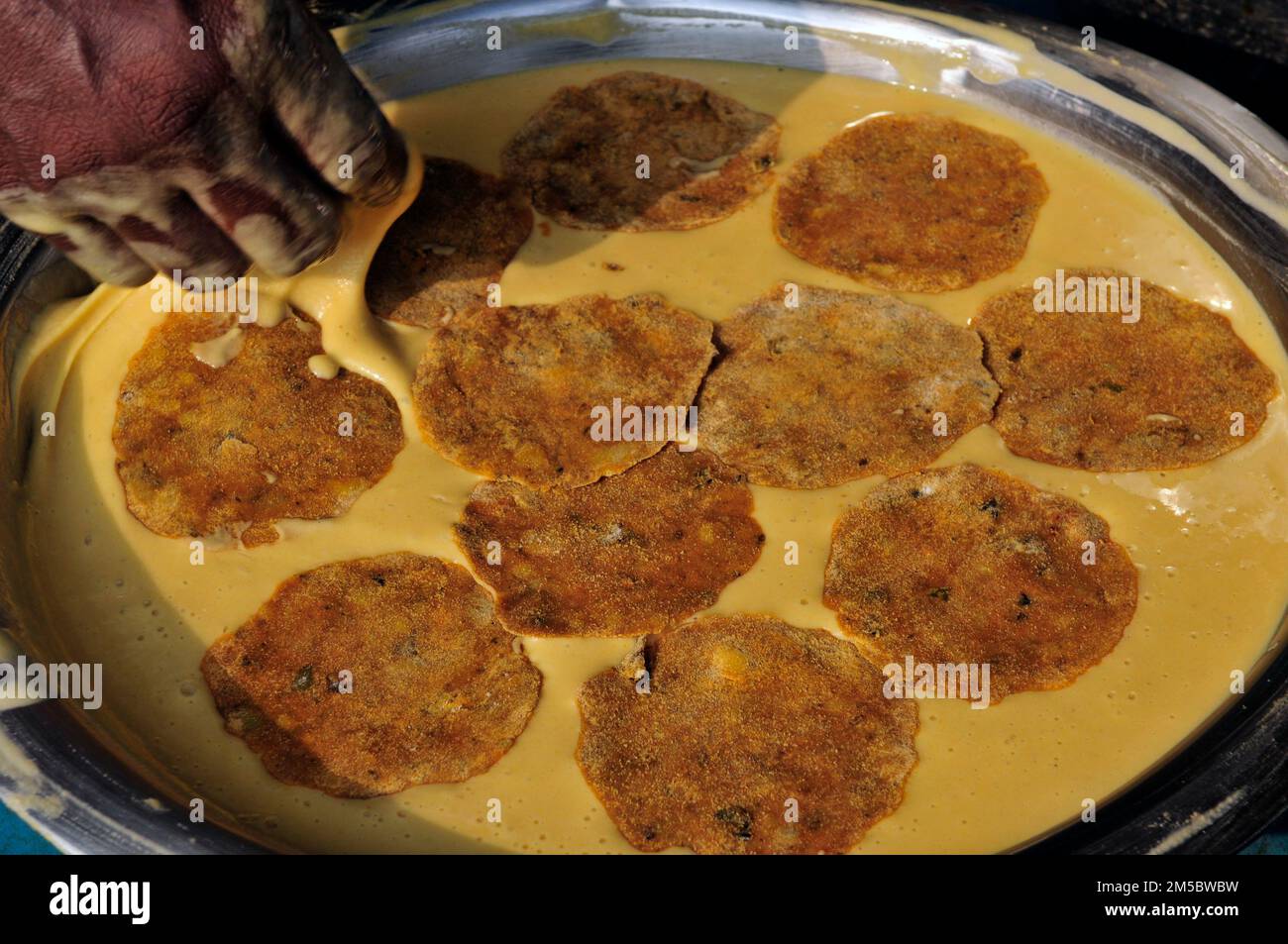 Preparazione di snack bengalesi. Kolkata, India. Foto Stock