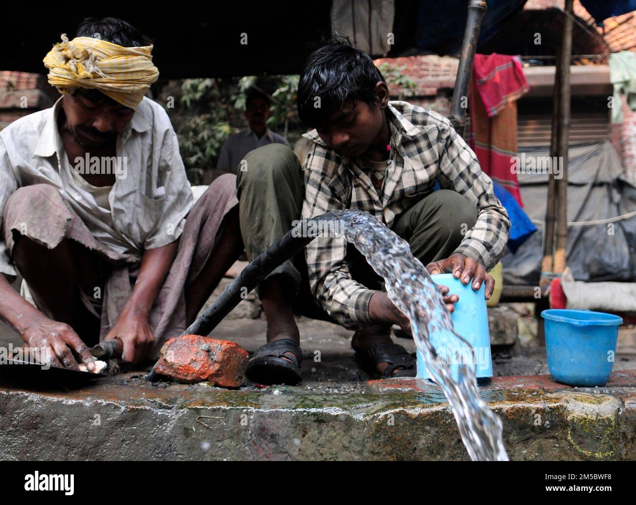 Piatti di lavaggio sulla strada. Kolkata, India. Foto Stock