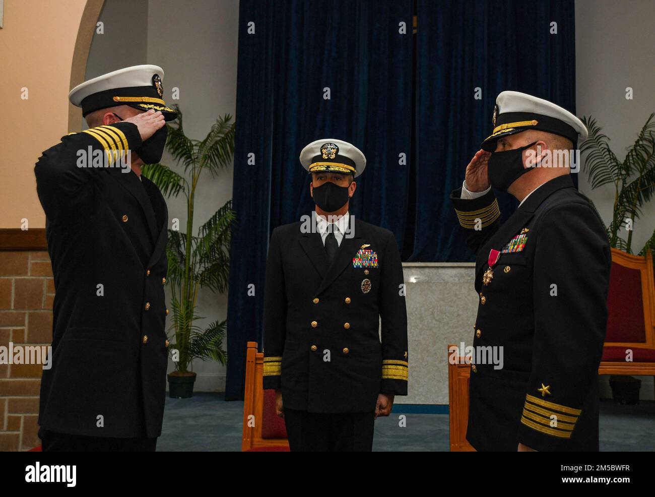 220224-N-MQ631-1032 GROTON, CONN (24 febbraio 2022) Capt. Steven W. Antcliff, a sinistra, allevia il Capt. Jack D. Houdeshell, a destra, come comandante del Submarine Learning Center (SLC) durante una cerimonia di cambio di comando presso la base Naval Submarine di New London. Pete Garvin, comandante, Naval Education and Training Command (NETC), centro, ha servito come ospite per la cerimonia. Come parte del team DI sviluppo DELLA forza DI NETC, SLC sviluppa e fornisce addestramento individuale e di squadra sottomarino per raggiungere la superiorità della guerra sottomarina. SLC forma circa 2.400 ufficiali della Marina degli Stati Uniti e si arruolò, civile Foto Stock