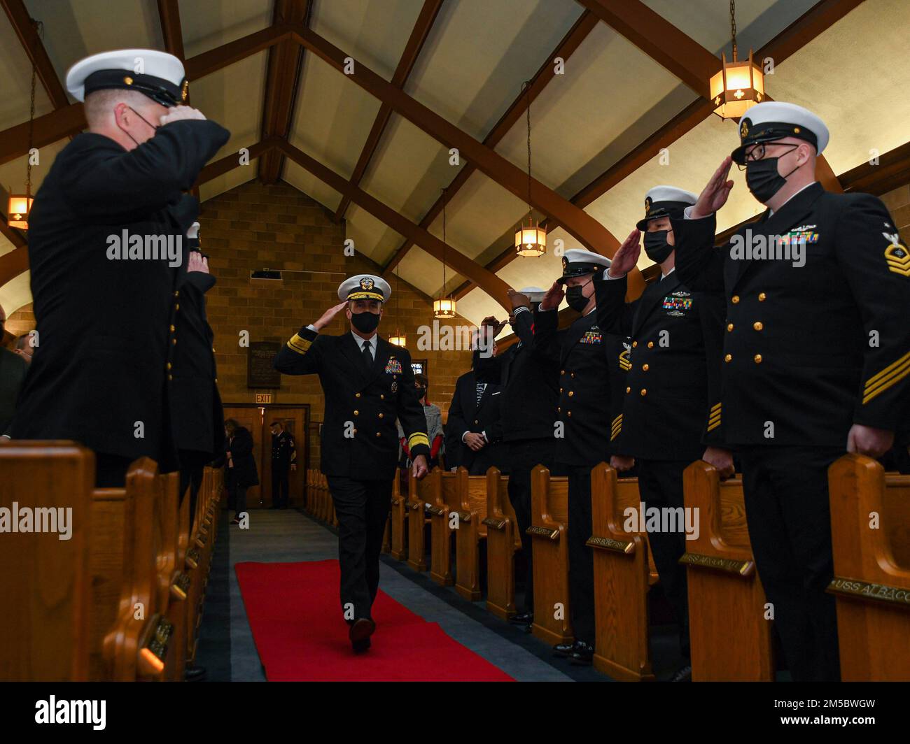 220224-N-MQ631-1003 GROTON, CONN (24 febbraio 2022) Pete Garvin, comandante, Naval Education and Training Command (NETC), viene inviato a bordo durante la cerimonia di cambio di comando del Submarine Learning Center (SLC) presso la base Naval Submarine di New London. Come parte del team DI sviluppo DELLA forza DI NETC, SLC sviluppa e fornisce addestramento individuale e di squadra sottomarino per raggiungere la superiorità della guerra sottomarina. SLC forma circa 2.400 ufficiali della Marina degli Stati Uniti e arruolò quotidianamente studenti militari civili e internazionali in 13 siti e distaccamenti. Foto Stock