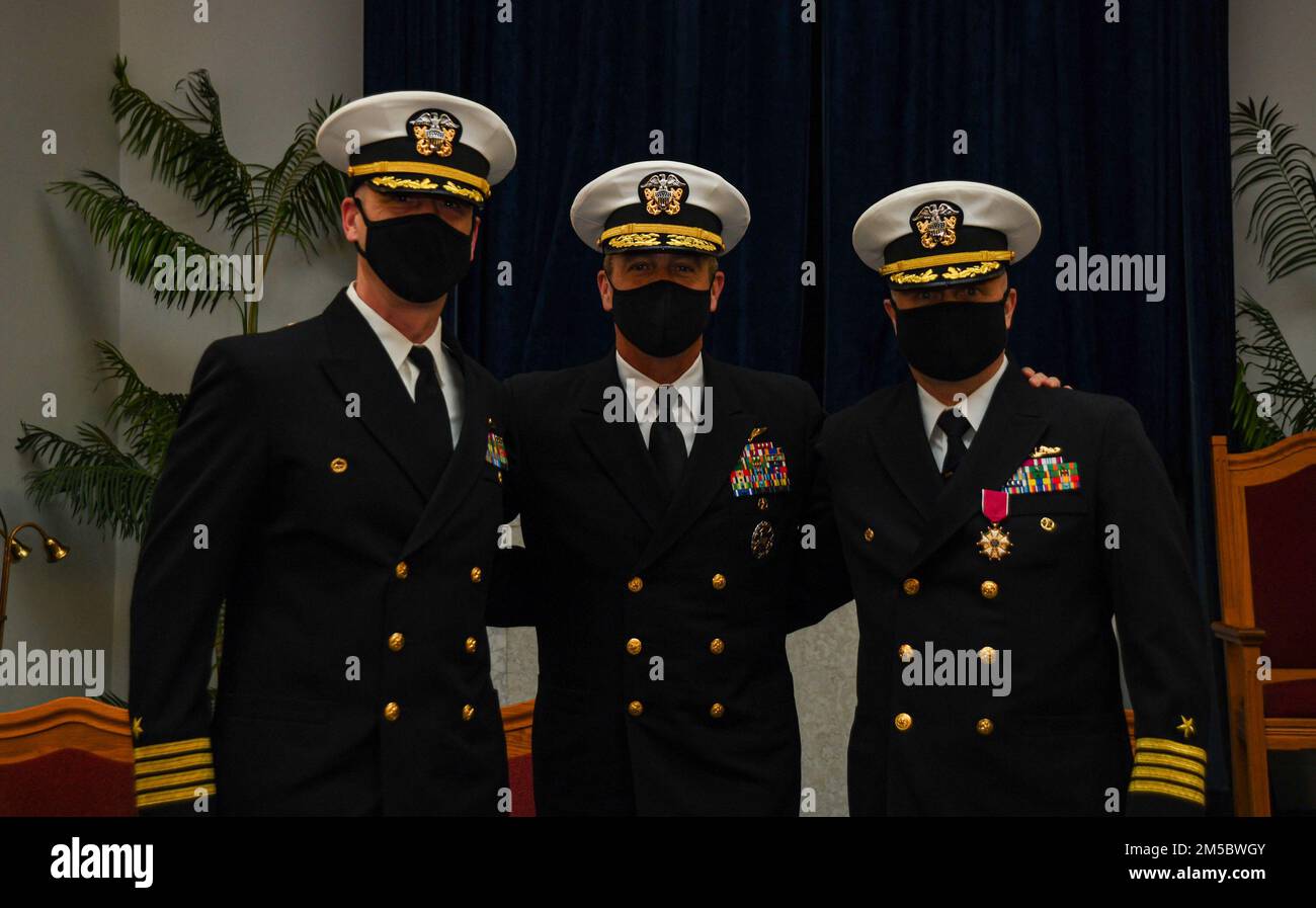 220224-N-MQ631-1036 GROTON, CONN (24 febbraio 2022) posteriore ADM. Pete Garvin, comandante, Naval Education and Training Command (NETC), centro, pause per una foto con il Capt. Jack D. Houdeshell, a destra, ex comandante ufficiale, E il Capitano Steven W. Antcliff, a sinistra, comandante durante la cerimonia di cambio di comando del Submarine Learning Center (SLC) presso la base navale sottomarina di New London. Come parte del team DI sviluppo DELLA forza DI NETC, SLC sviluppa e fornisce addestramento individuale e di squadra sottomarino per raggiungere la superiorità della guerra sottomarina. SLC forma circa 2.400 ufficiali della Marina degli Stati Uniti e arruolato, un civile Foto Stock