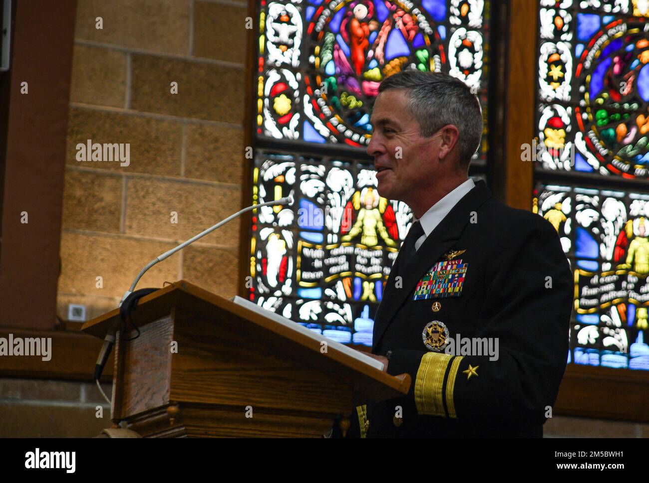 220224-N-MQ631-1013 GROTON, CONN Pete Garvin, comandante, Naval Education and Training Command (NETC), consegna un indirizzo durante la cerimonia di cambio di comando del Submarine Learning Center (SLC) presso la Naval Submarine base New London. (24 febbraio 2022) ADM posteriore Pete Garvin, comandante, Naval Education and Training Command (NETC). Come parte del team DI sviluppo DELLA forza DI NETC, SLC sviluppa e fornisce addestramento individuale e di squadra sottomarino per raggiungere la superiorità della guerra sottomarina. SLC forma circa 2.400 ufficiali della Marina degli Stati Uniti e arruolò quotidianamente studenti militari civili e internazionali in 13 siti e distaccamenti. Foto Stock