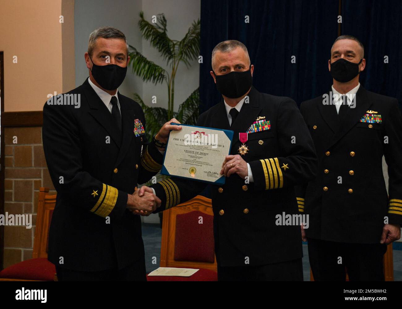220224-N-MQ631-1023 GROTON, CONN Pete 24 Garvin, comandante, Naval Education and Training Command (NETC), a sinistra, presenta il Capt. Jack D. Houdeshell con un premio Legion of Merit durante la cerimonia di cambio di comando del Submarine Learning Center (SLC) presso la base Naval Submarine di New London. 2022 Come parte del team DI sviluppo DELLA forza DI NETC, SLC sviluppa e fornisce addestramento individuale e di squadra sottomarino per raggiungere la superiorità della guerra sottomarina. SLC forma circa 2.400 ufficiali della Marina degli Stati Uniti e arruolò quotidianamente studenti militari civili e internazionali in 13 siti e distaccamenti. Foto Stock