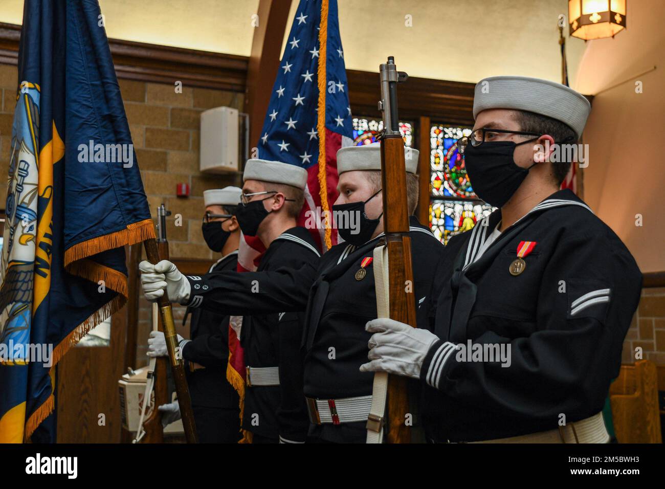 220224-N-MQ631-1009 GROTON, CONN (24 febbraio 2022) la guardia di colore dei delfini argentati della Naval Submarine School presenta i colori durante la cerimonia di cambio di comando del Submarine Learning Center (SLC) presso la base navale del sottomarino New London. Come parte del team DI sviluppo DELLA forza DI NETC, SLC sviluppa e fornisce addestramento individuale e di squadra sottomarino per raggiungere la superiorità della guerra sottomarina. SLC forma circa 2.400 ufficiali della Marina degli Stati Uniti e arruolò quotidianamente studenti militari civili e internazionali in 13 siti e distaccamenti. Foto Stock