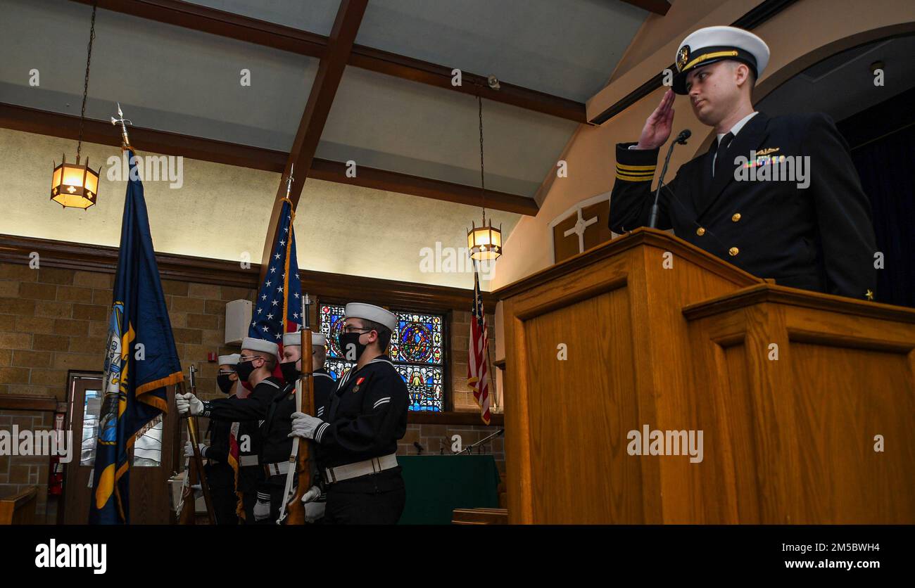 220224-N-MQ631-1008 GROTON, CONN (24 febbraio 2022) la guardia di colore dei delfini argentati della Naval Submarine School presenta i colori durante la cerimonia di cambio di comando del Submarine Learning Center (SLC) presso la base navale del sottomarino New London. Come parte del team DI sviluppo DELLA forza DI NETC, SLC sviluppa e fornisce addestramento individuale e di squadra sottomarino per raggiungere la superiorità della guerra sottomarina. SLC forma circa 2.400 ufficiali della Marina degli Stati Uniti e arruolò quotidianamente studenti militari civili e internazionali in 13 siti e distaccamenti. Foto Stock