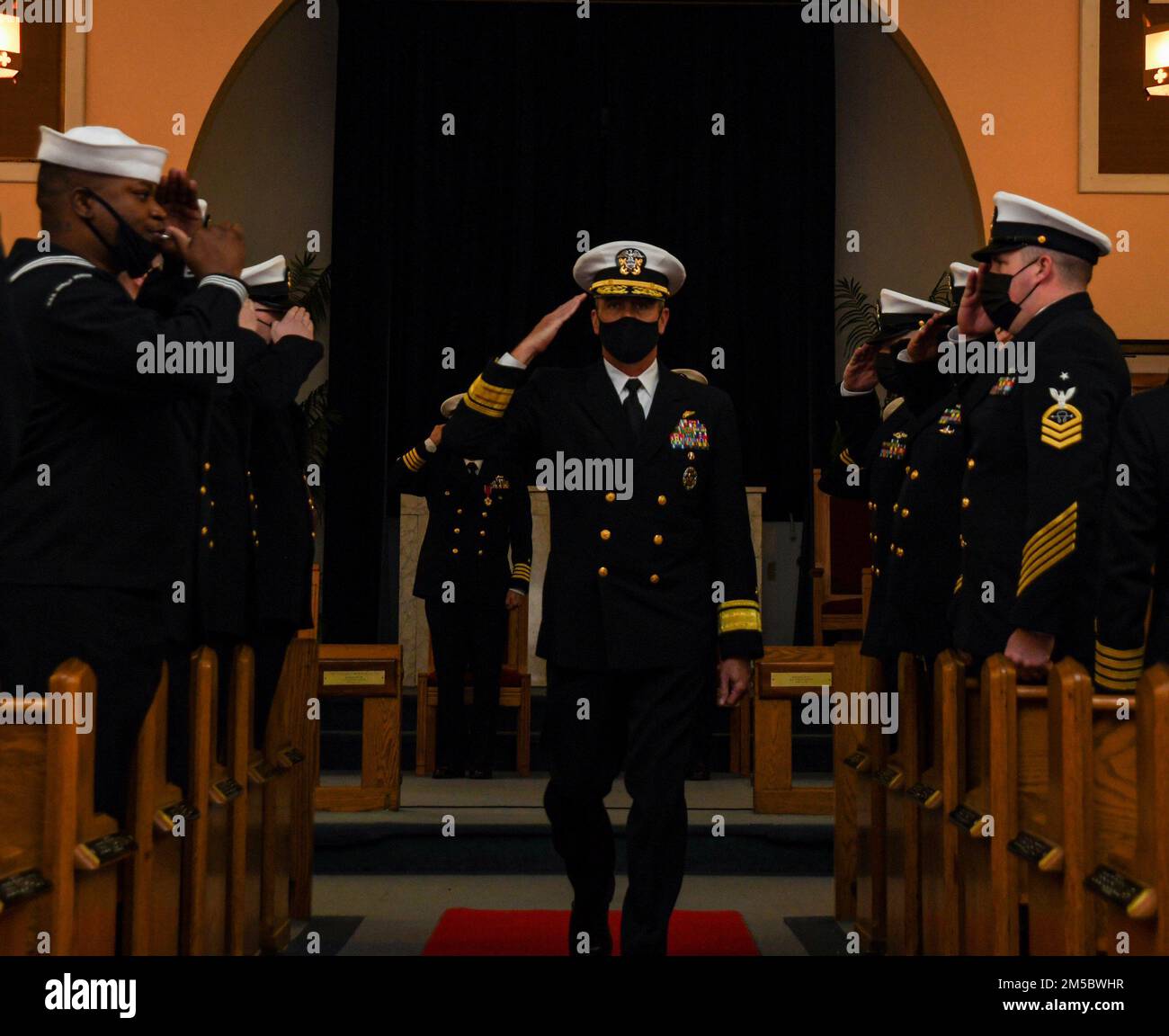 220224-N-MQ631-1039 GROTON, CONN (24 febbraio 2022) Pete Garvin, comandante, Naval Education and Training Command (NETC), è stato pippato a riva alla conclusione della cerimonia di cambio di comando del Submarine Learning Center (SLC) presso la base Naval Submarine di New London. Come parte del team DI sviluppo DELLA forza DI NETC, SLC sviluppa e fornisce addestramento individuale e di squadra sottomarino per raggiungere la superiorità della guerra sottomarina. SLC forma circa 2.400 ufficiali della Marina degli Stati Uniti e arruolò quotidianamente studenti militari civili e internazionali in 13 siti e distaccamenti. Foto Stock