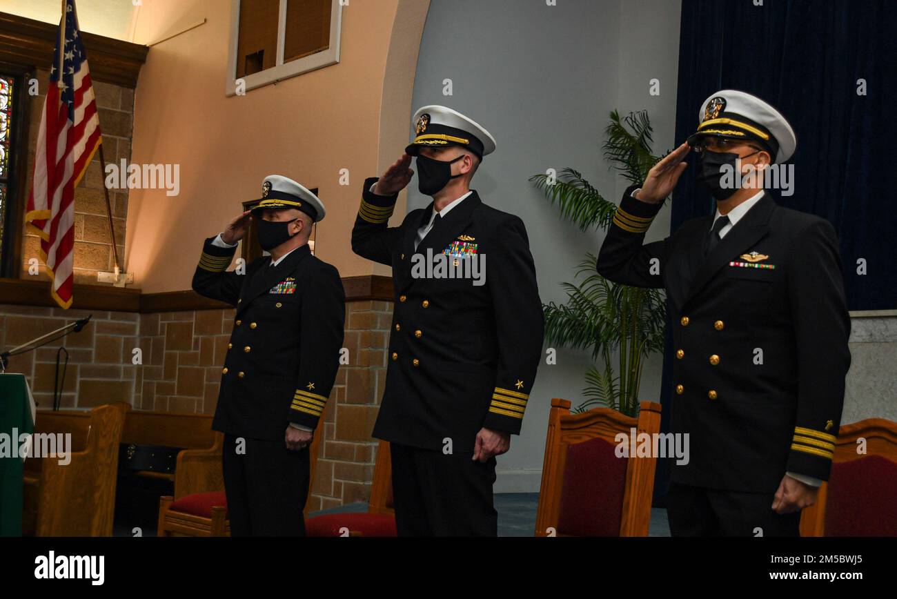 220224-N-MQ631-1004 GROTON, CONN (24 febbraio 2022) Pete Garvin, comandante, Naval Education and Training Command (NETC), Capt. Jack D. Houdeshell, comandante e Capt. Steven W. Antcliff, salutano i colori durante la cerimonia di cambio di comando del Submarine Learning Center (SLC) presso la base Naval Submarine di New London. Come parte del team DI sviluppo DELLA forza DI NETC, SLC sviluppa e fornisce addestramento individuale e di squadra sottomarino per raggiungere la superiorità della guerra sottomarina. SLC forma circa 2.400 ufficiali della Marina degli Stati Uniti e arruolò studenti militari civili e internazionali ogni giorno in 13 siti A. Foto Stock