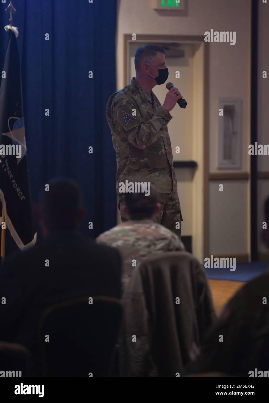 Space Launch Delta 30 Commander Robert Long parla al Vandenberg All-Call al Pacific Coast Club sulla base della forza spaziale di Vandenberg, California, 24 febbraio 2022. Gli argomenti discussi durante la chiamata generale comprendevano gli eventi Housing, Year-in-Review del 2011, Women's History Month ed altro ancora. Foto Stock