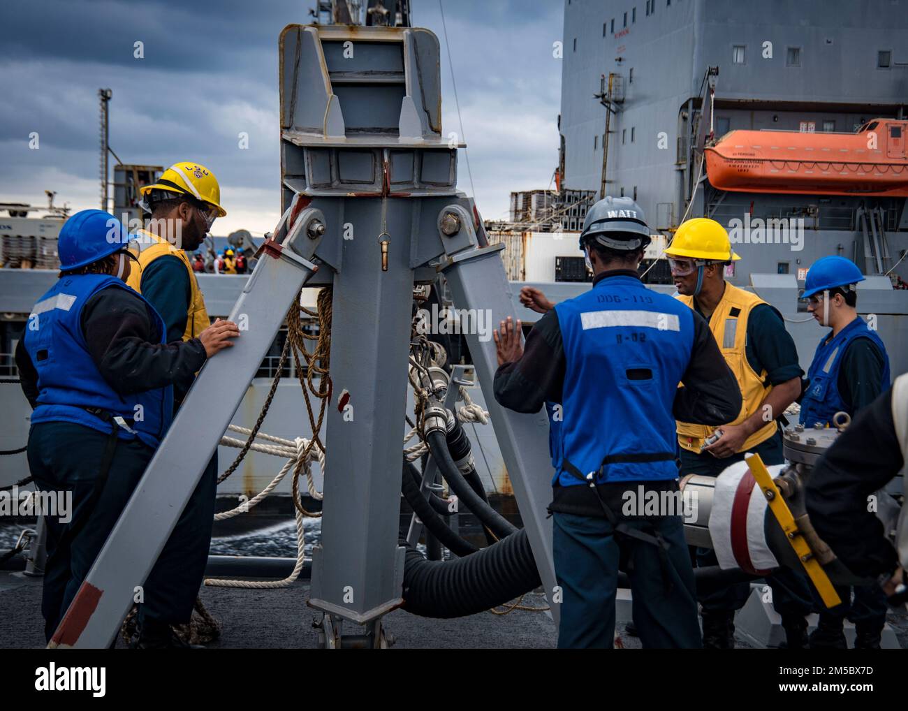 I marinai a bordo del cacciatorpediniere missilistico guidato USS Delbert D. Black (DGG 119) collegano una linea di alimentazione dall'oliatore di rifornimento USNS John Lenthall (T-AO-189) durante un rifornimento in mare mentre sono in corso per il Surface Warfare Advanced Tactical Training (SWATT). Delbert D. Black fa parte di Destroyer Squadron (DESRON) 26 che supporta Carrier Strike Group (CSG) 10. SWATT è guidata dal Naval Surface and Mine Warfighting Development Center (SMWDC) ed è progettata per aumentare la competenza, la letalità e l'interoperabilità dei combattimenti di guerra delle unità partecipanti. Foto Stock