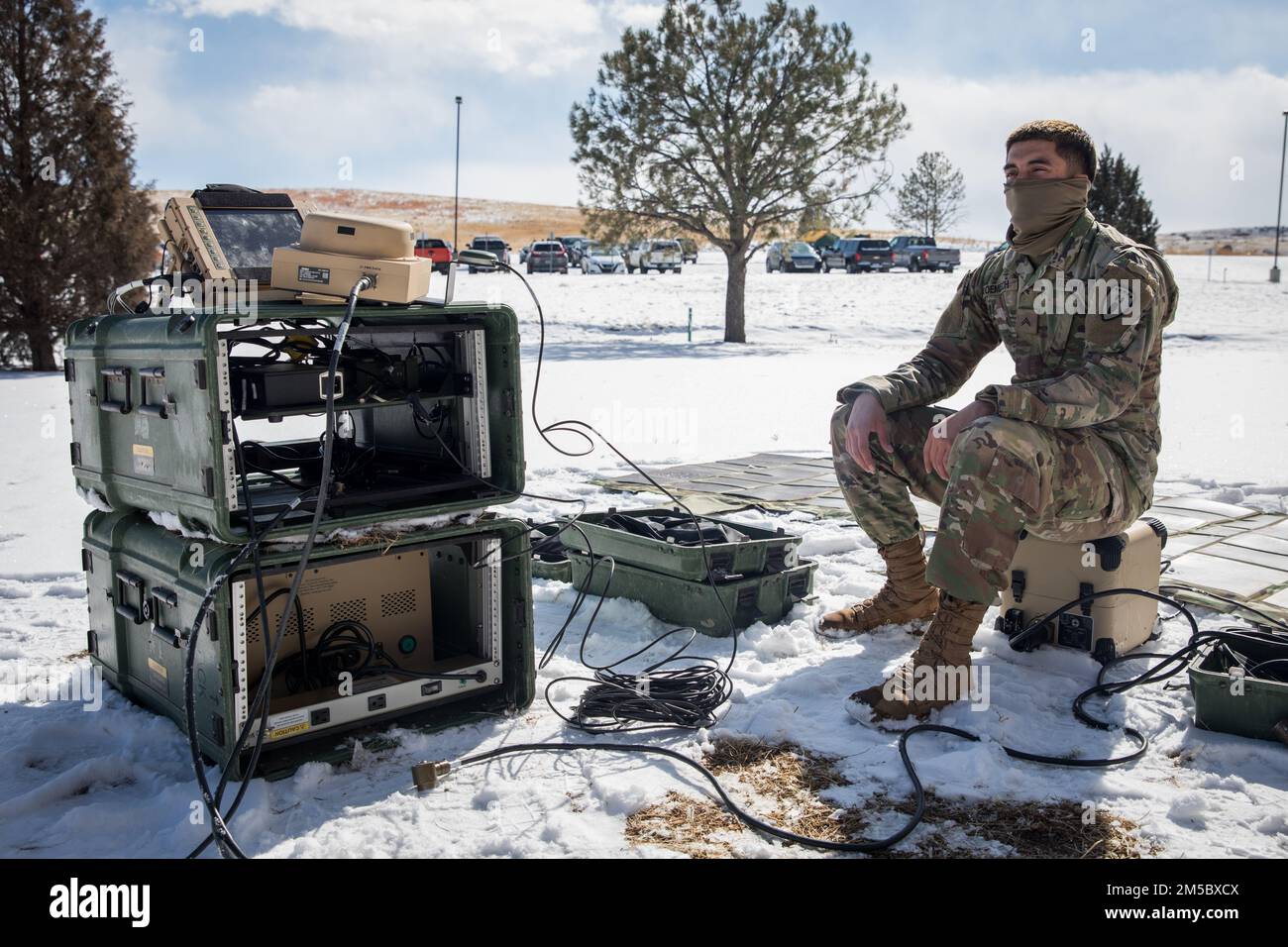 Il CPL. Kobie R. Roemisch del 71st Ordnance Group (Disposal di Ordnance esplosive) ha creato il kit Mobile Exvient Tactical Operations Center (MET-K) con apparecchiature già disponibili. Nativo di Bedford, Texas, Roemisch ha sempre avuto un interesse nell'ingegneria e nel capire come funzionano le cose. STATI UNITI Foto dell'esercito del personale Sgt. Apolonia L. Gaspar. Foto Stock