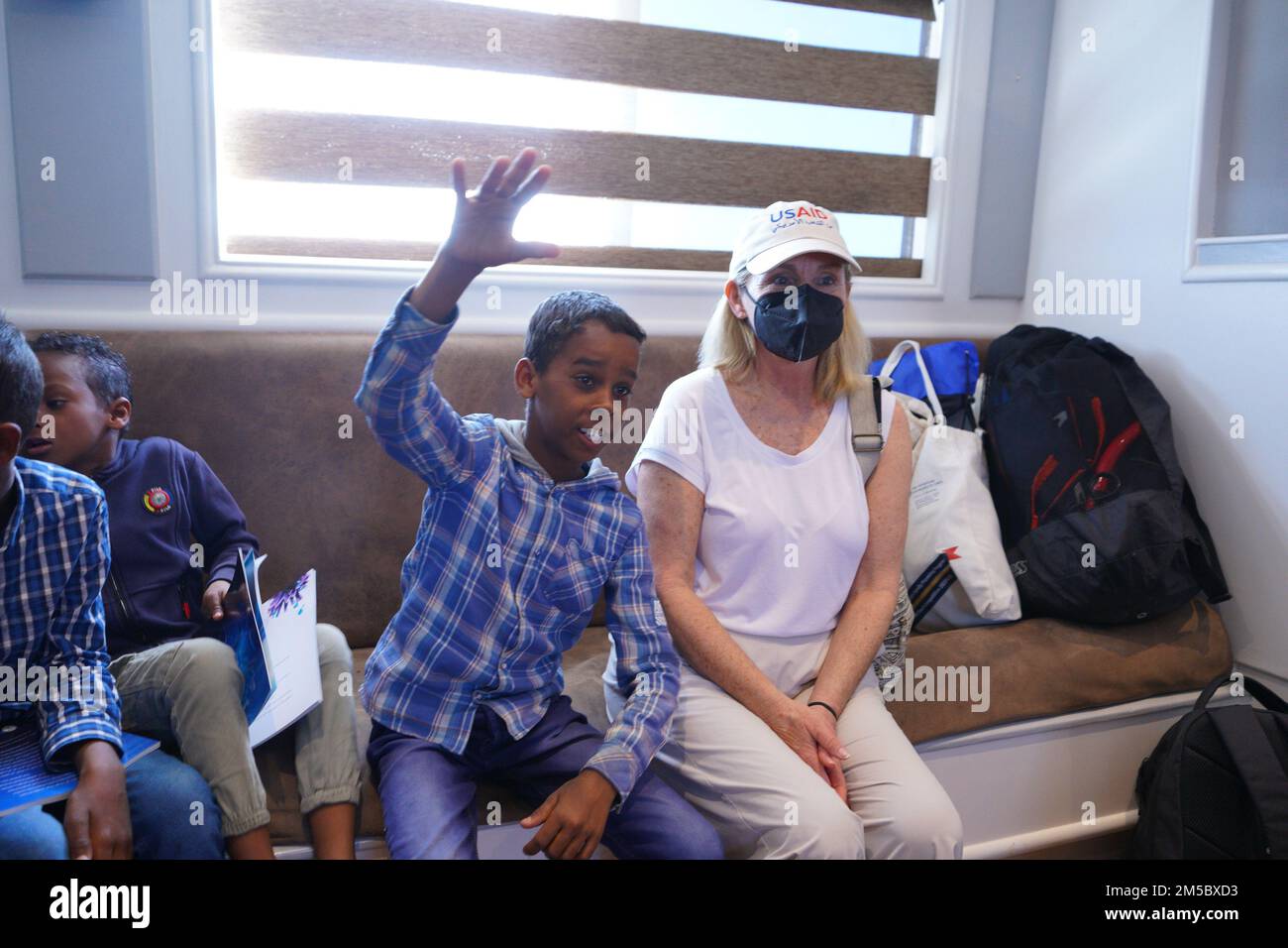 Gli studenti di Bio Boat di HEPCA, un’aula galleggiante finanziata dall’USAID che incoraggia gli studenti a diventare leader nella protezione ambientale, a raccogliere campioni, utilizzare microscopi, eseguire test ed esperimenti e ad impegnarsi in attività che supportano il loro continuo apprendimento della biologia marina e dell’ambiente in generale. Foto Stock