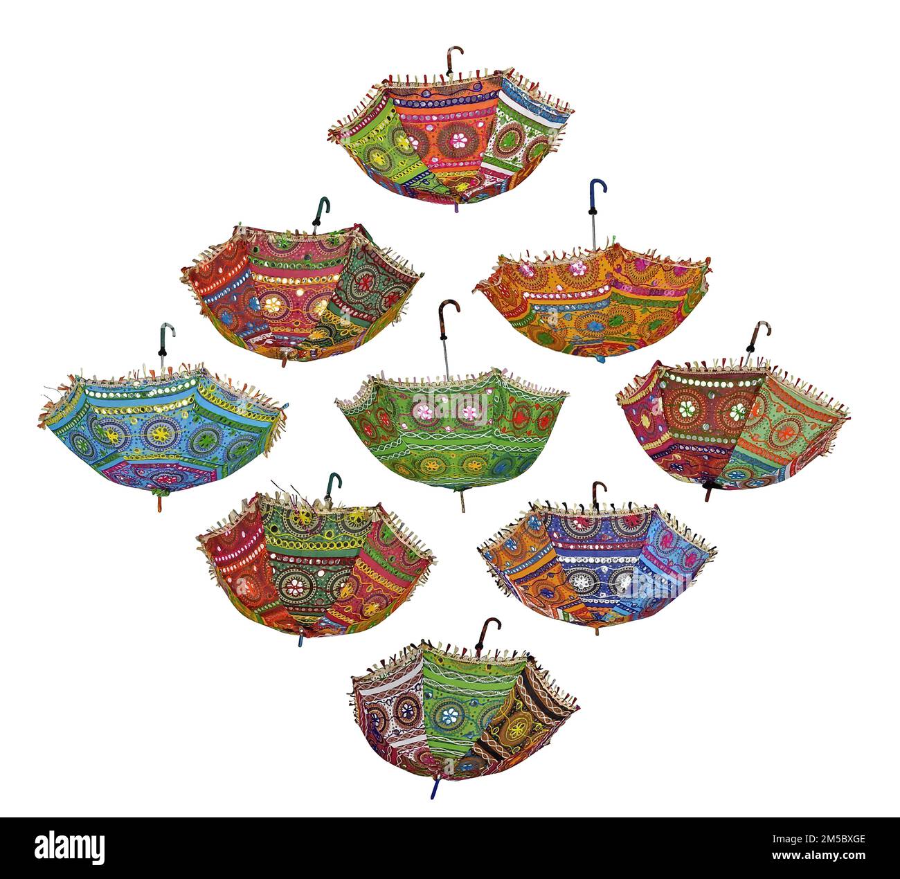 Ombrello da ricamo multicolore rajasthani per decorazione. set di ombrelloni multicolore Foto Stock