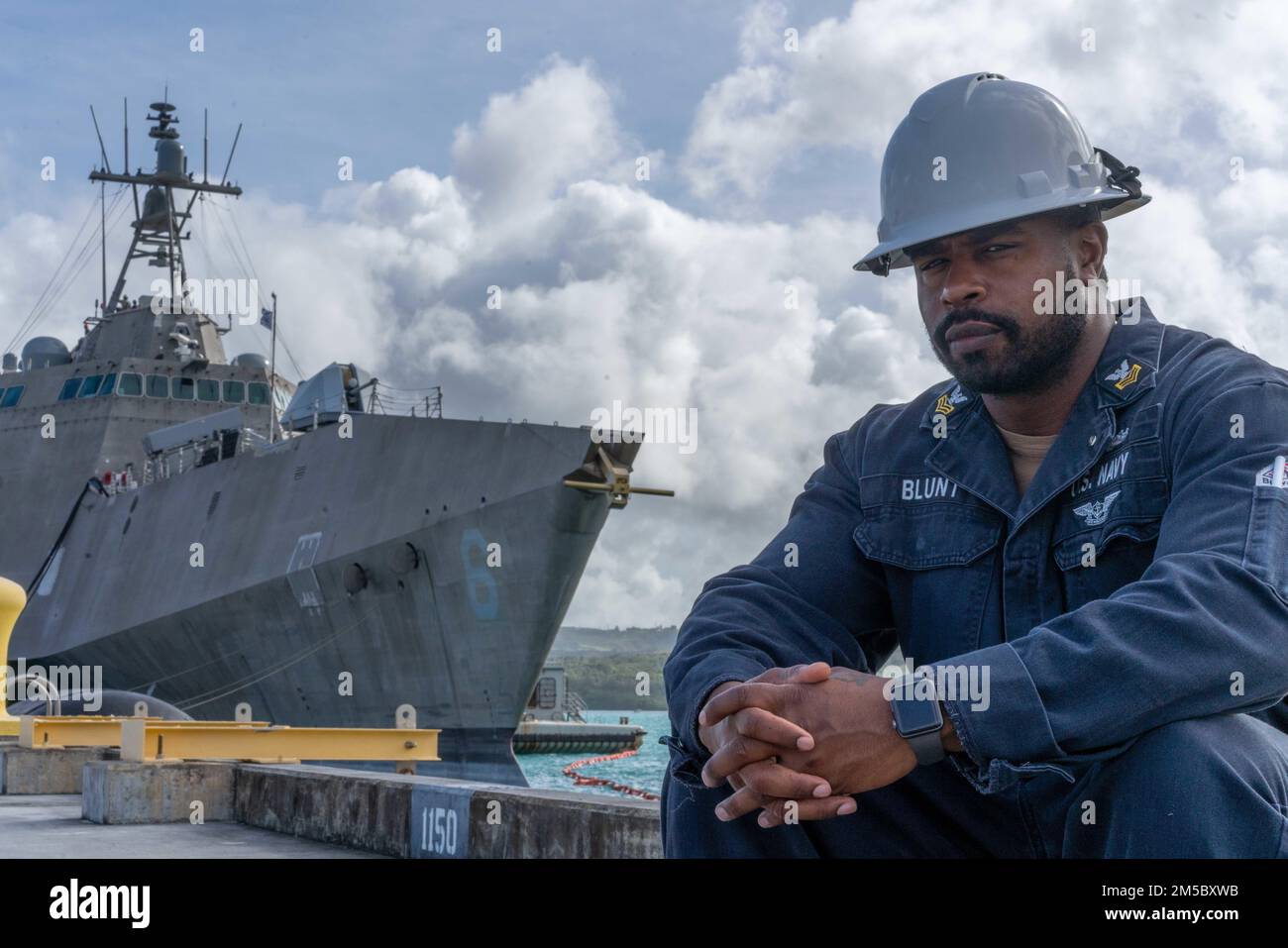 220225-N-FA490-1016 APRA HARBOR, Guam (25 febbraio 2022) il compagno di Boatswain 1st Class Michael Blunt, di Compton, California, si posa per un ritratto con la nave litoranea da combattimento USS Jackson (LCS 6), variante dell'Indipendenza, che si trova in posizione di pierside durante le operazioni di routine. Allegato a Destroyer Squadron (DESRON) 7, Jackson è su uno schieramento rotazionale nell'area delle attività della flotta degli Stati Uniti 7th a sostegno della sicurezza e della stabilità nella regione, E lavorare insieme a navi alleate e partner per garantire la sicurezza e la stabilità marittima, pilastri chiave di un indo-Pacifico libero e aperto. Foto Stock