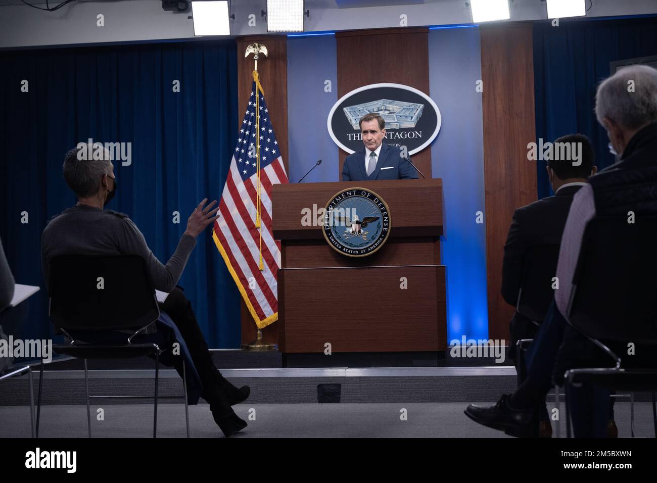 Il segretario stampa del Pentagono John F. Kirby tiene un briefing stampa, il Pentagono, Washington, D.C., 25 febbraio, 2022. (Foto DOD di Lisa Ferdinando) Foto Stock