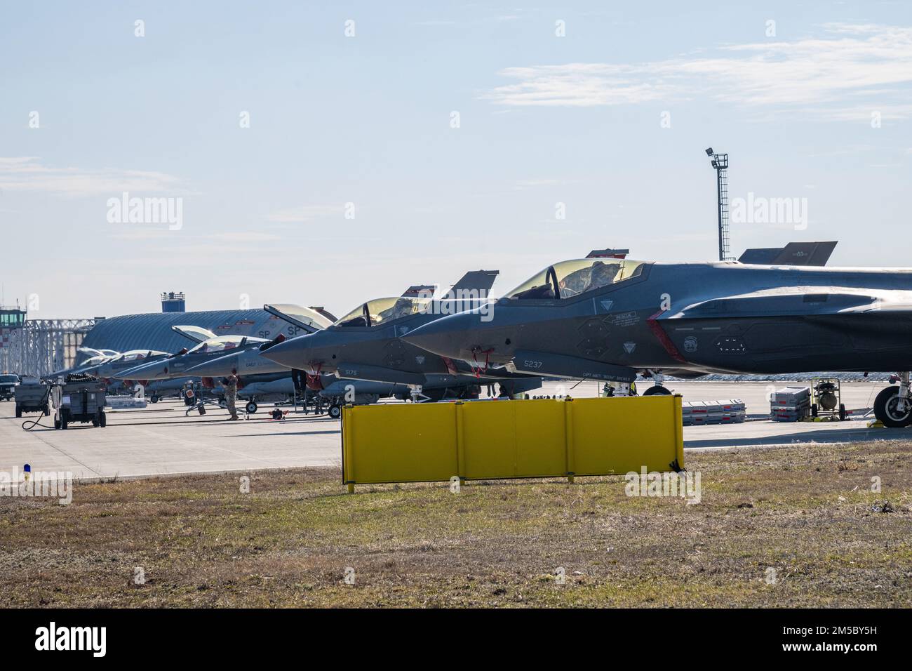 STATI UNITI Air Force gli aerei F-35 Lightning II assegnati alla 388th Fighter Wing presso la Hill Air Force base, Utah, e gli aerei F-16 Fighting Falcon del 480th Fighter Squadron presso la base aerea di Spangdahlem, Germania, siedono su un grembiule presso la 86th Air base, Romania, 25 febbraio 2022. Le nazioni alleate della NATO, incluse le forze aeree degli Stati Uniti e della Romania, addestrano regolarmente le capacità di integrazione per fornire opzioni flessibili per la portata globale e le operazioni di supporto. Foto Stock
