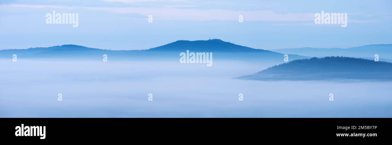 Il picco del Koesseine sorge dalla nebbia, inversione di nuvole nel Fichtelgebirge, alta Franconia, Baviera, Germania Foto Stock
