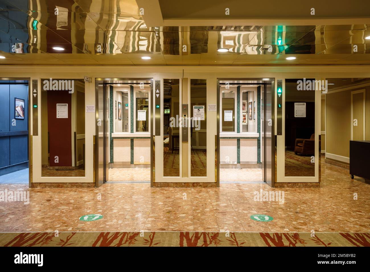 Gli ascensori principali della lobby presso l'hotel Holiday Inn Yorkdale, ora demolito, a Toronto, Ontario, Canada. Foto Stock