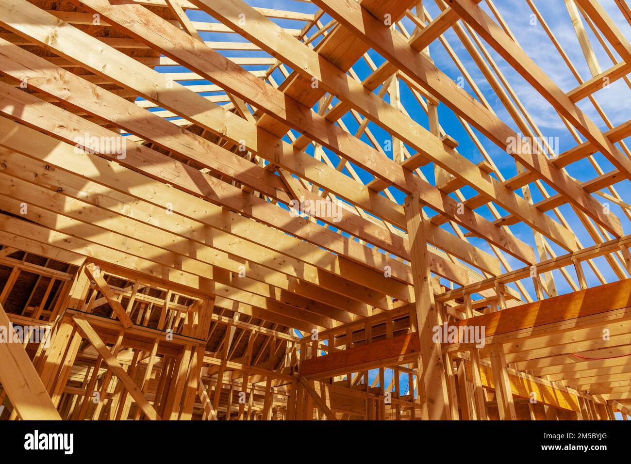 La casa è in costruzione con travi a vista. Foto Stock